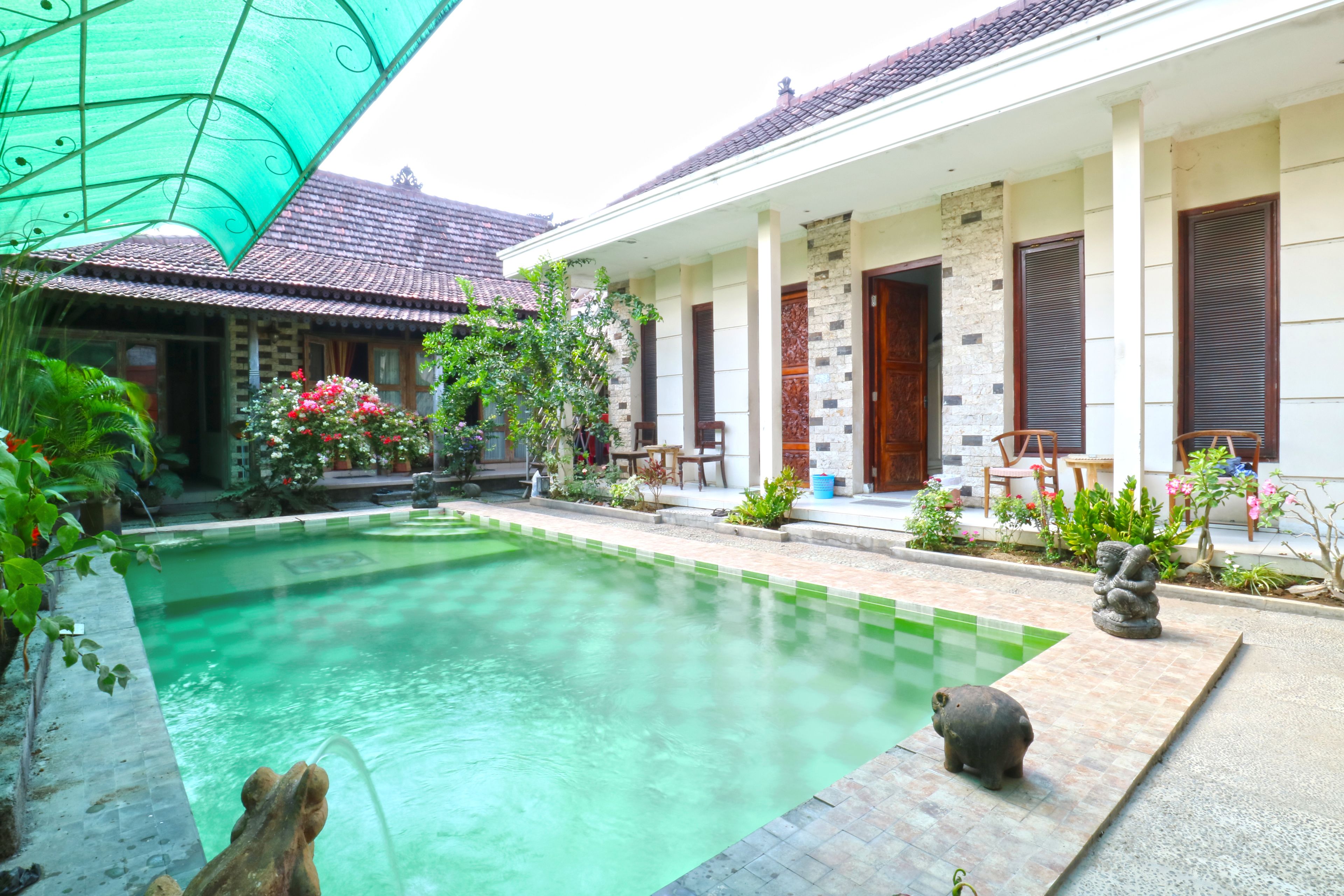 Nira Guest House