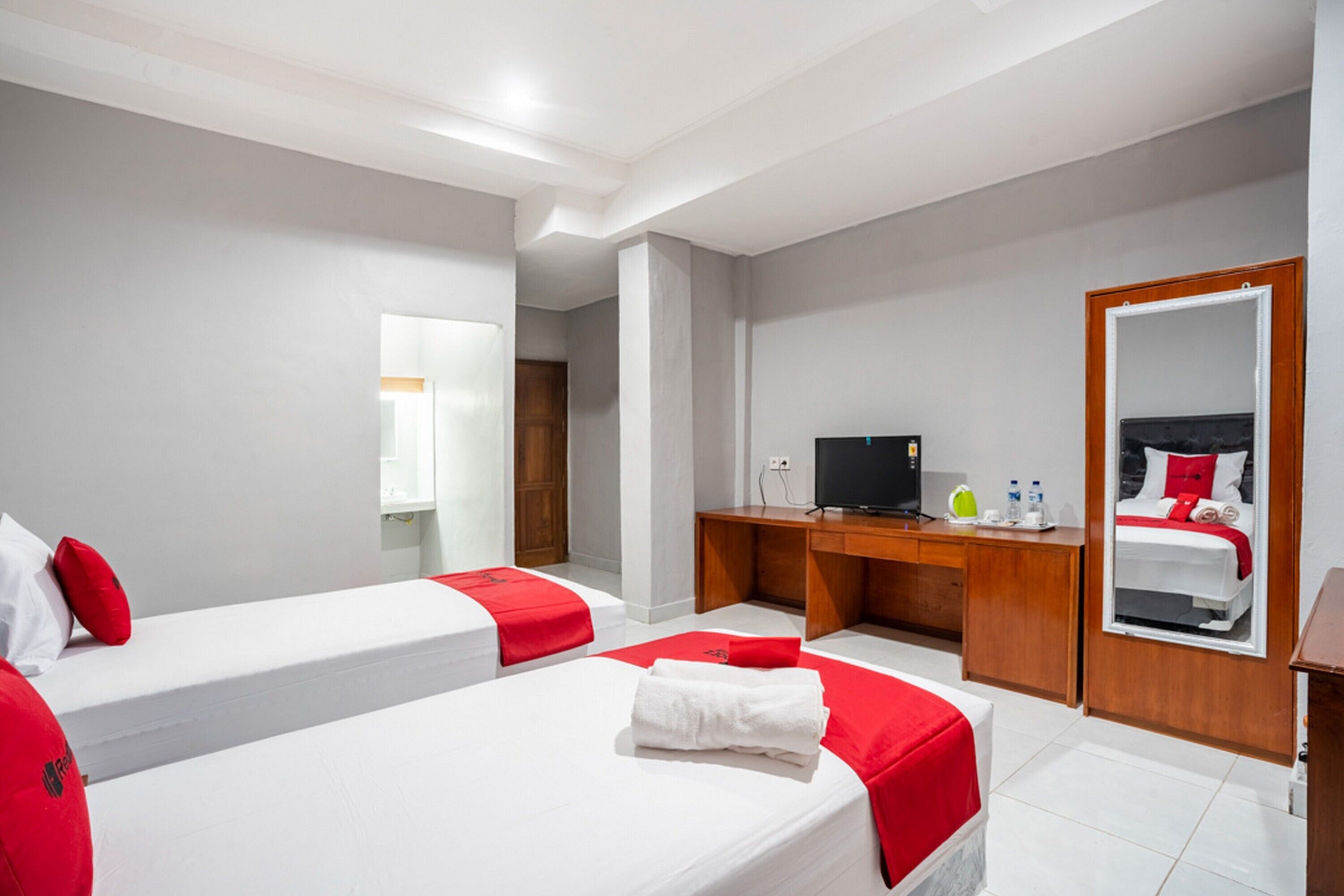 RedDoorz Syariah near Puri Agung Denpasar