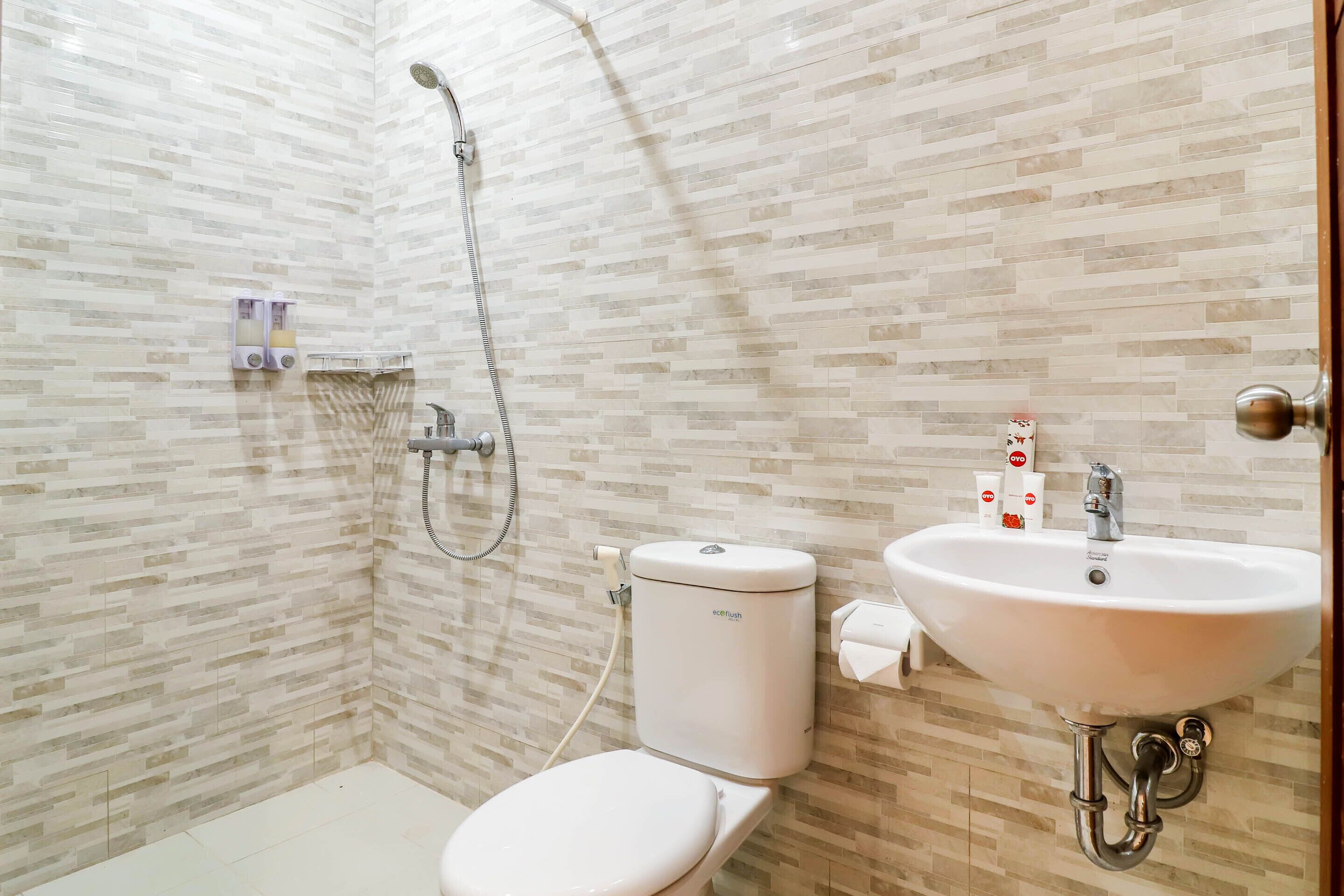 OYO 1200 Kencana Residence