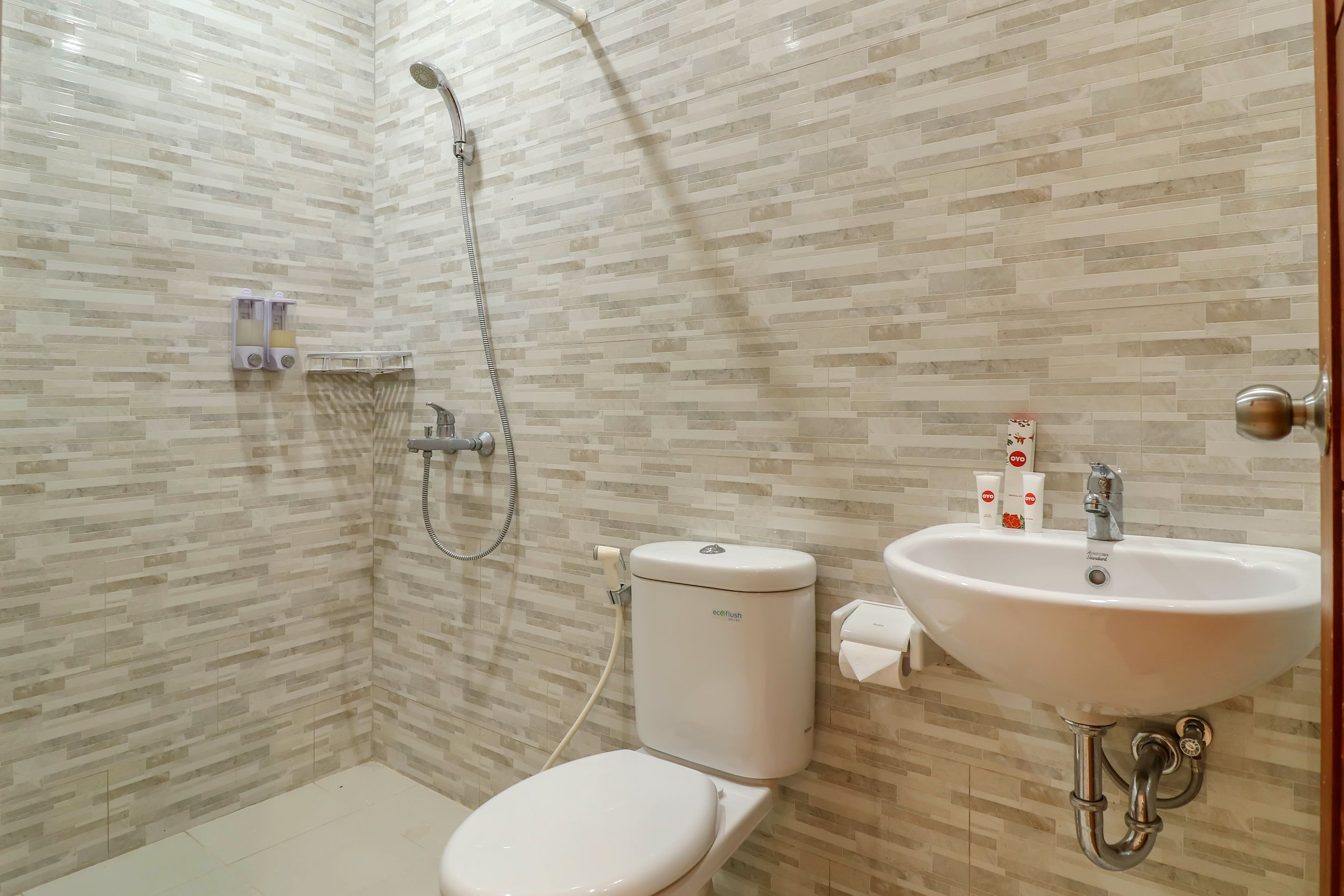 OYO 1200 Kencana Residence