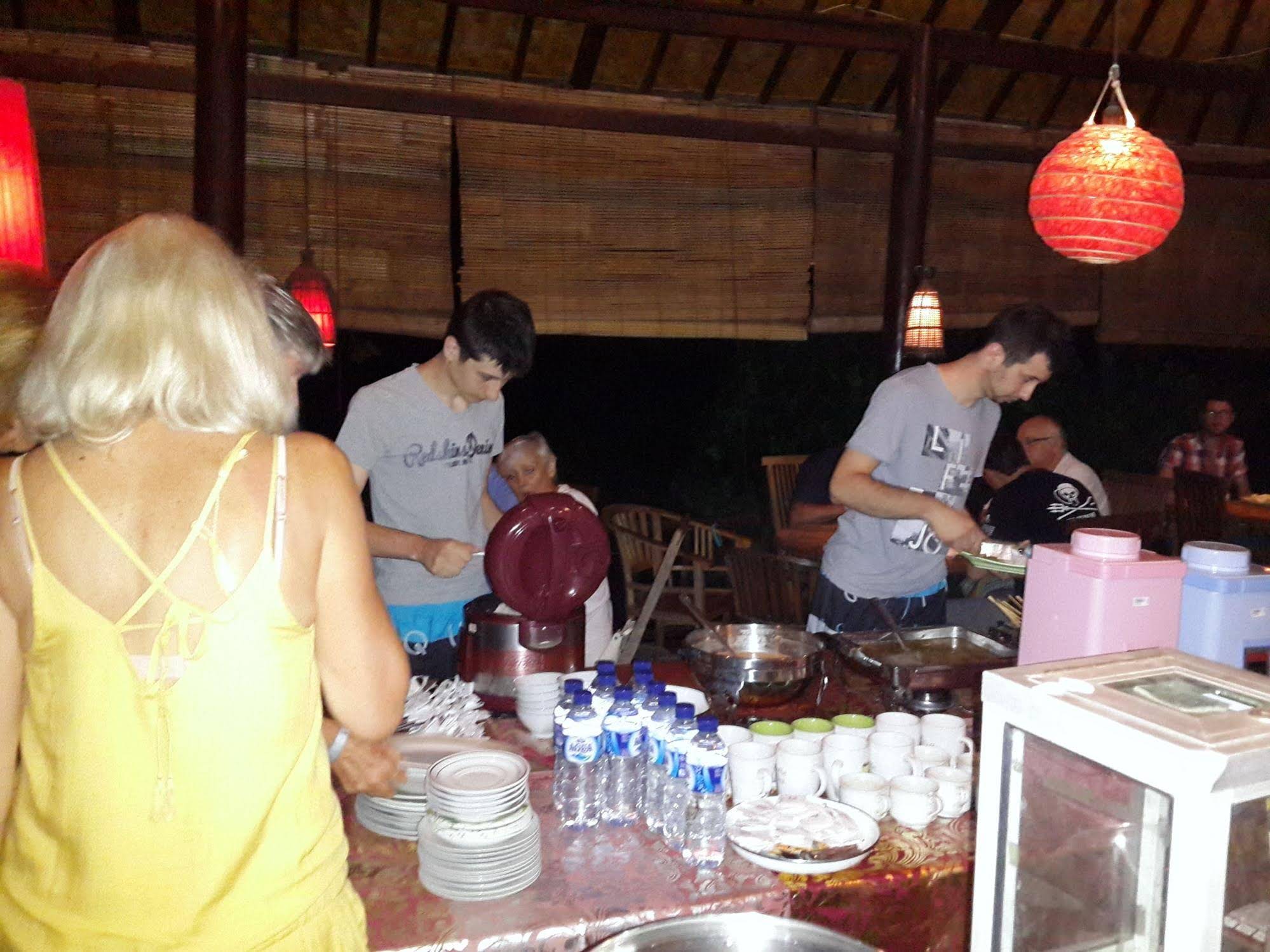 Beten Waru Bungalows & Restaurant