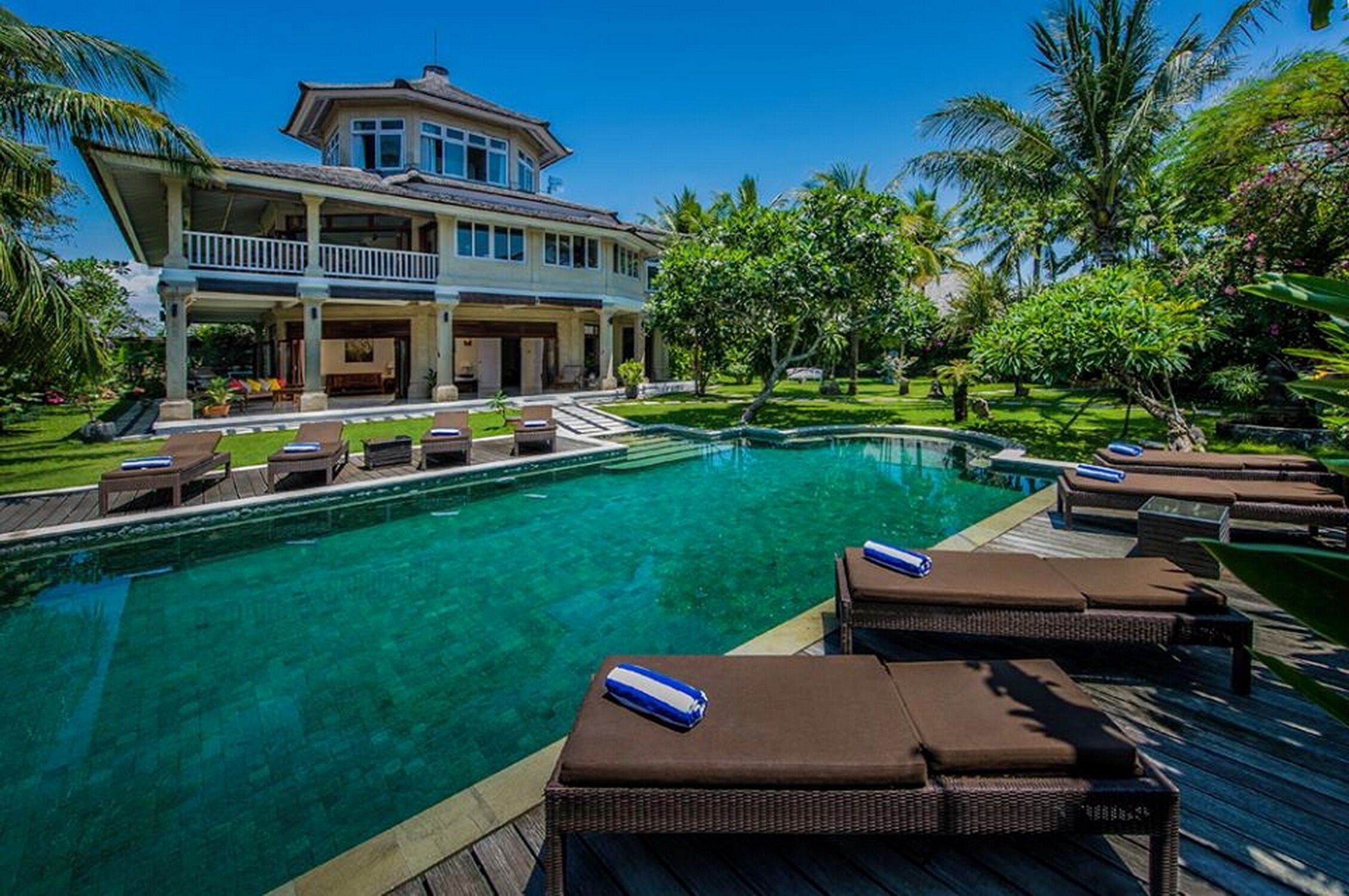 Villa Anyar 5 Bedrooms