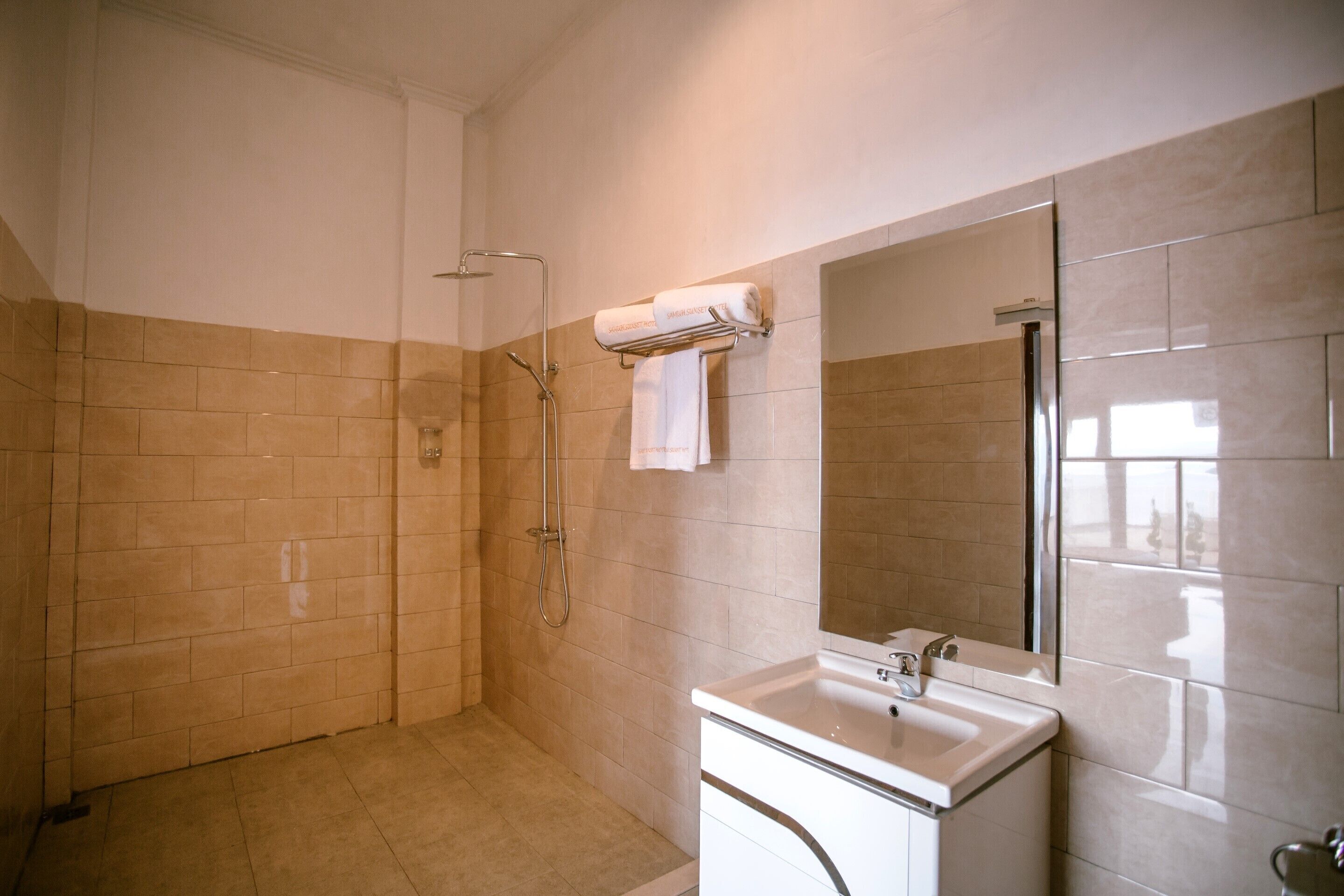 Samuh Sunset Hotel by WizZeLa