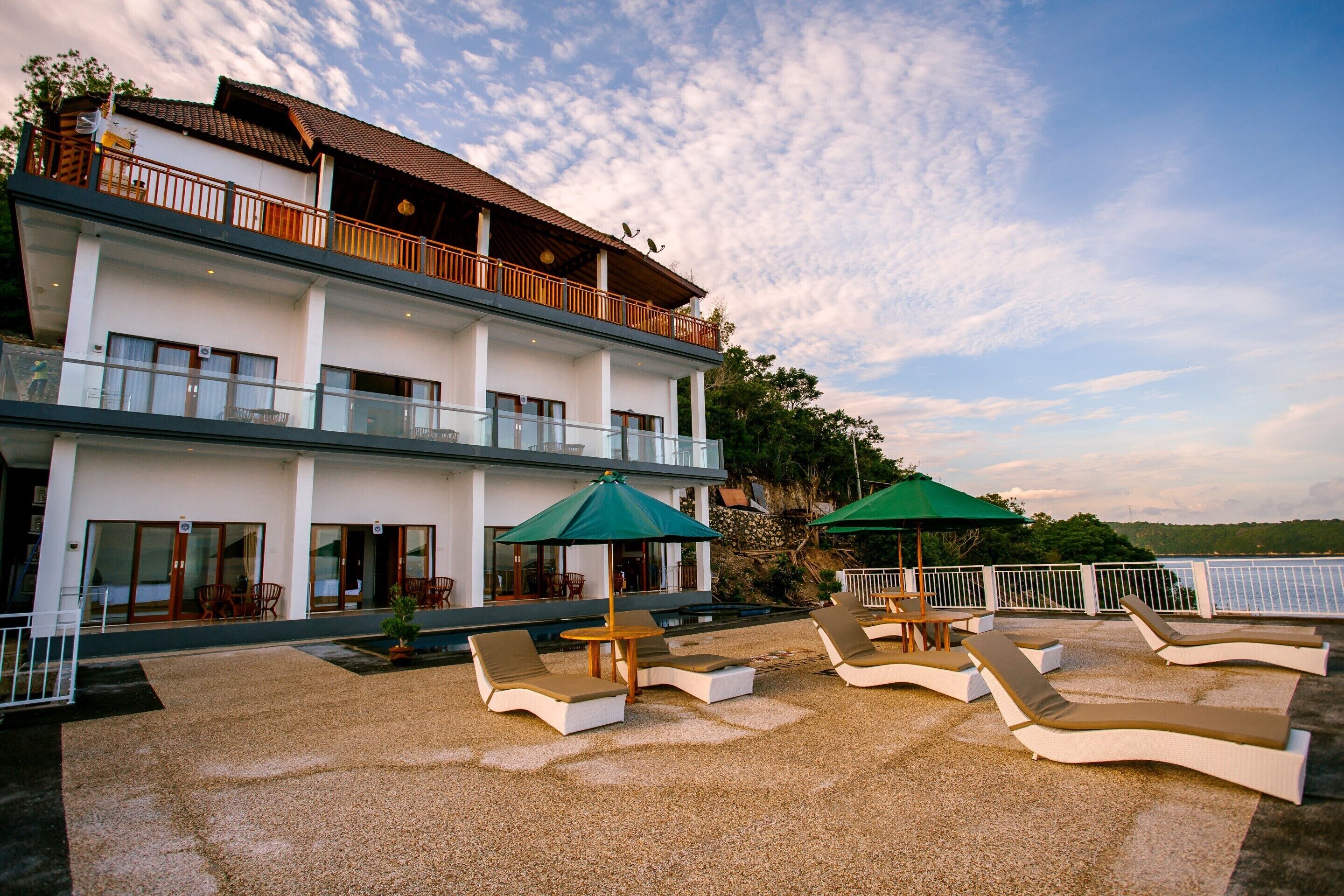 Samuh Sunset Hotel by WizZeLa