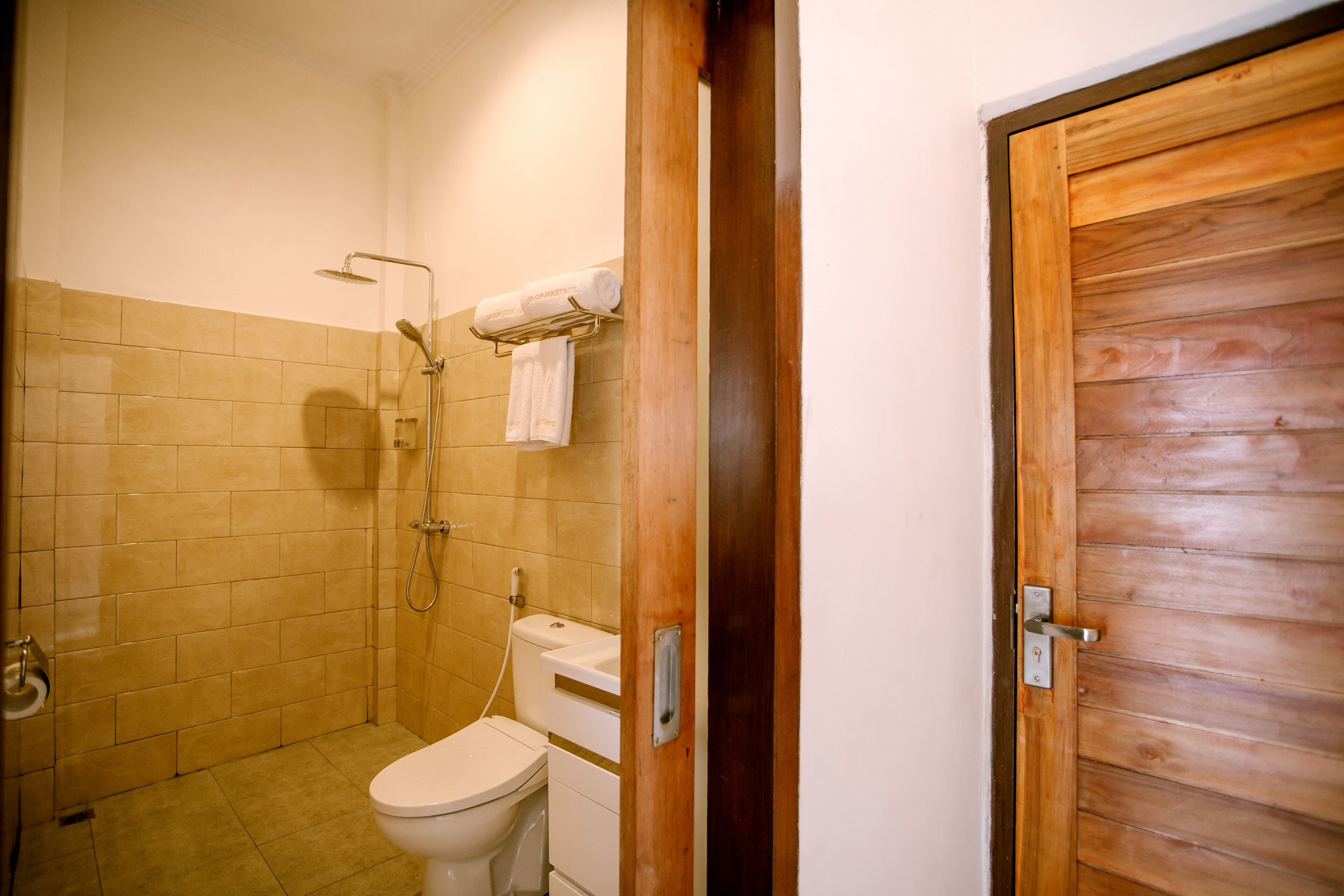 Samuh Sunset Hotel by WizZeLa