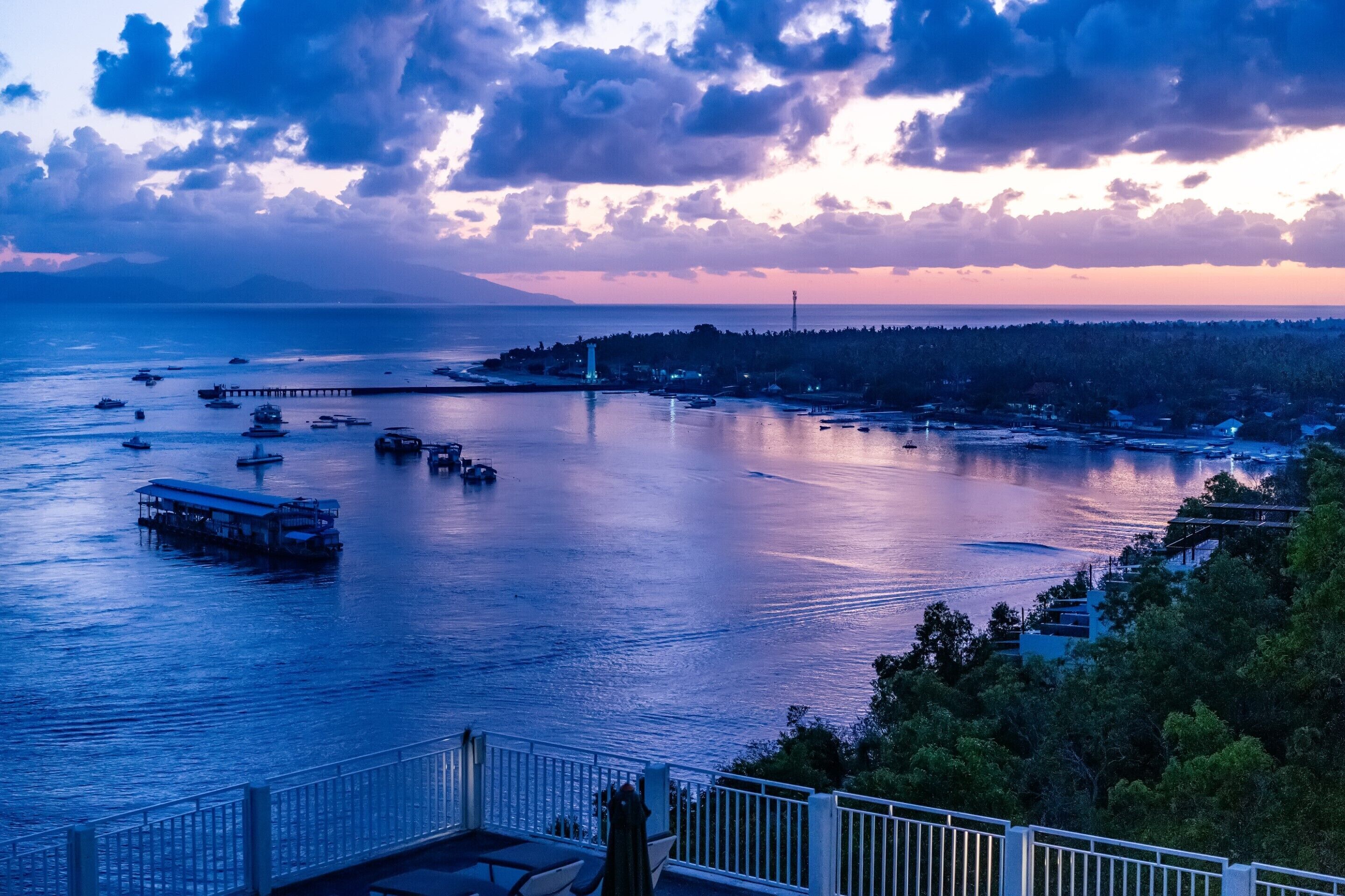 Samuh Sunset Hotel by WizZeLa