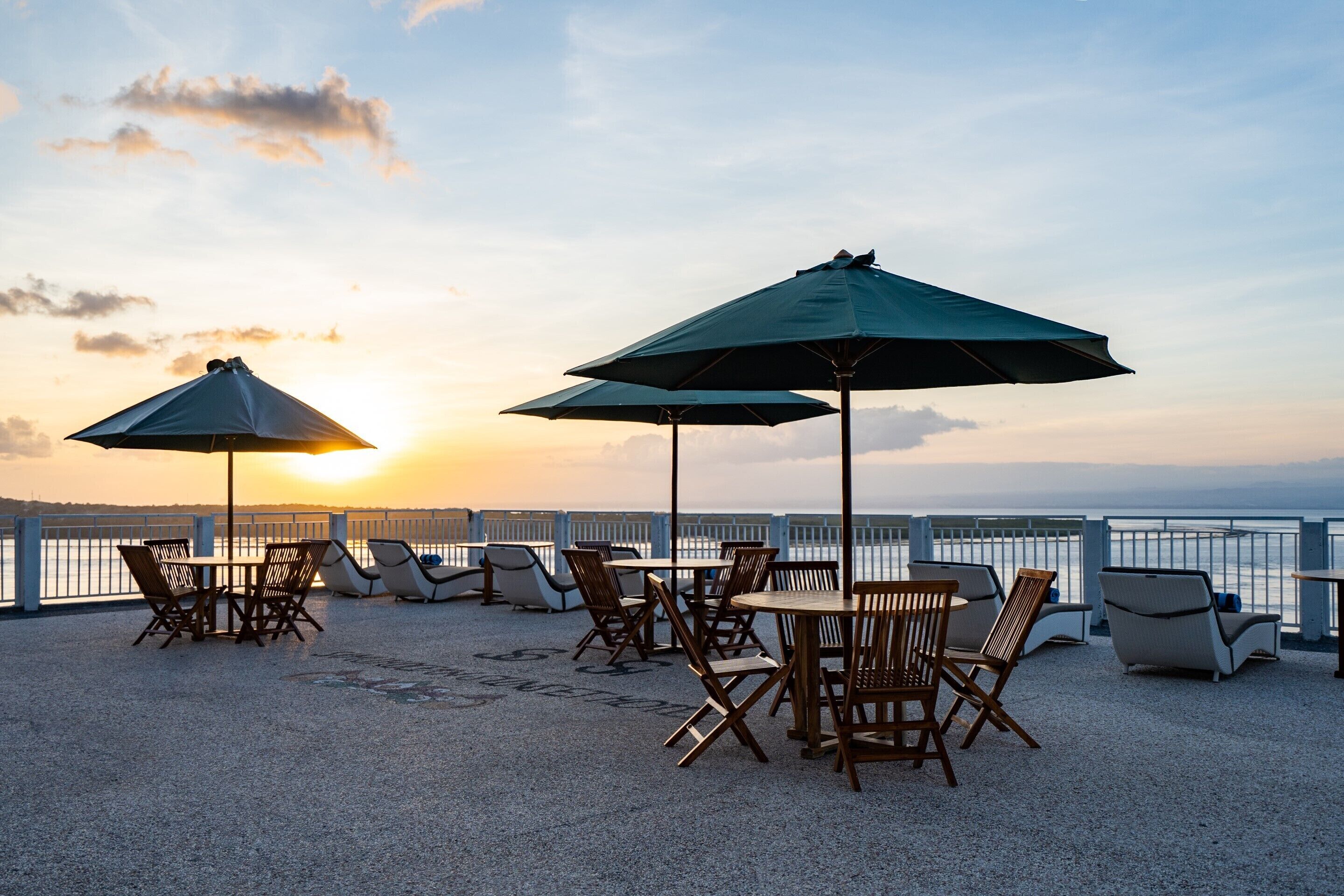 Samuh Sunset Hotel by WizZeLa