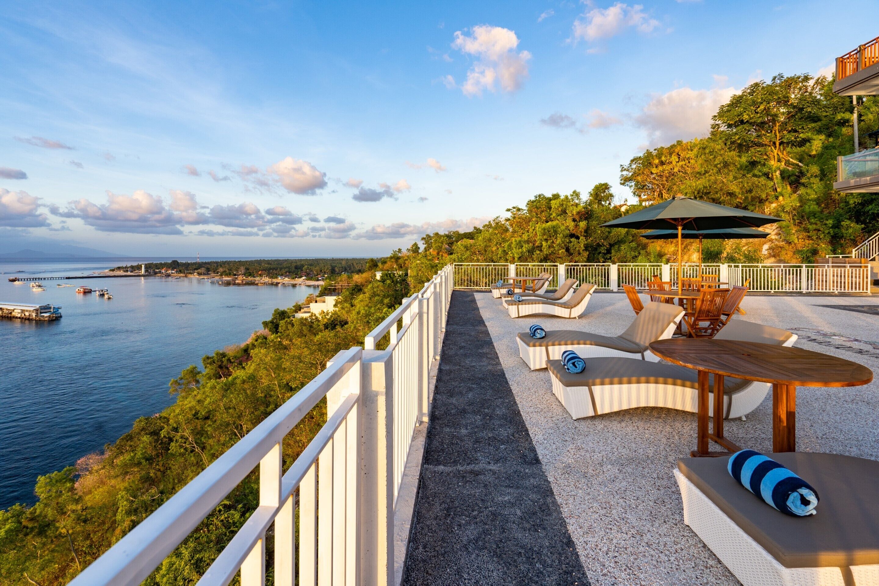 Samuh Sunset Hotel by WizZeLa