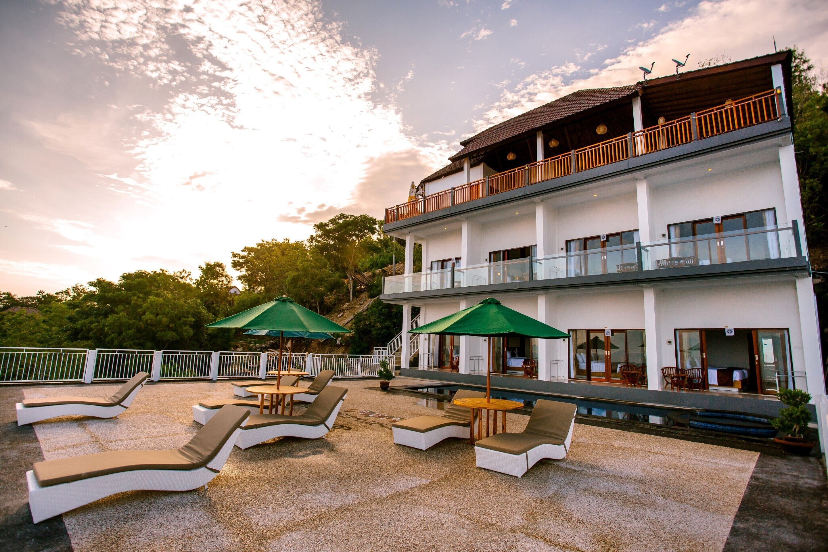 Samuh Sunset Hotel by WizZeLa