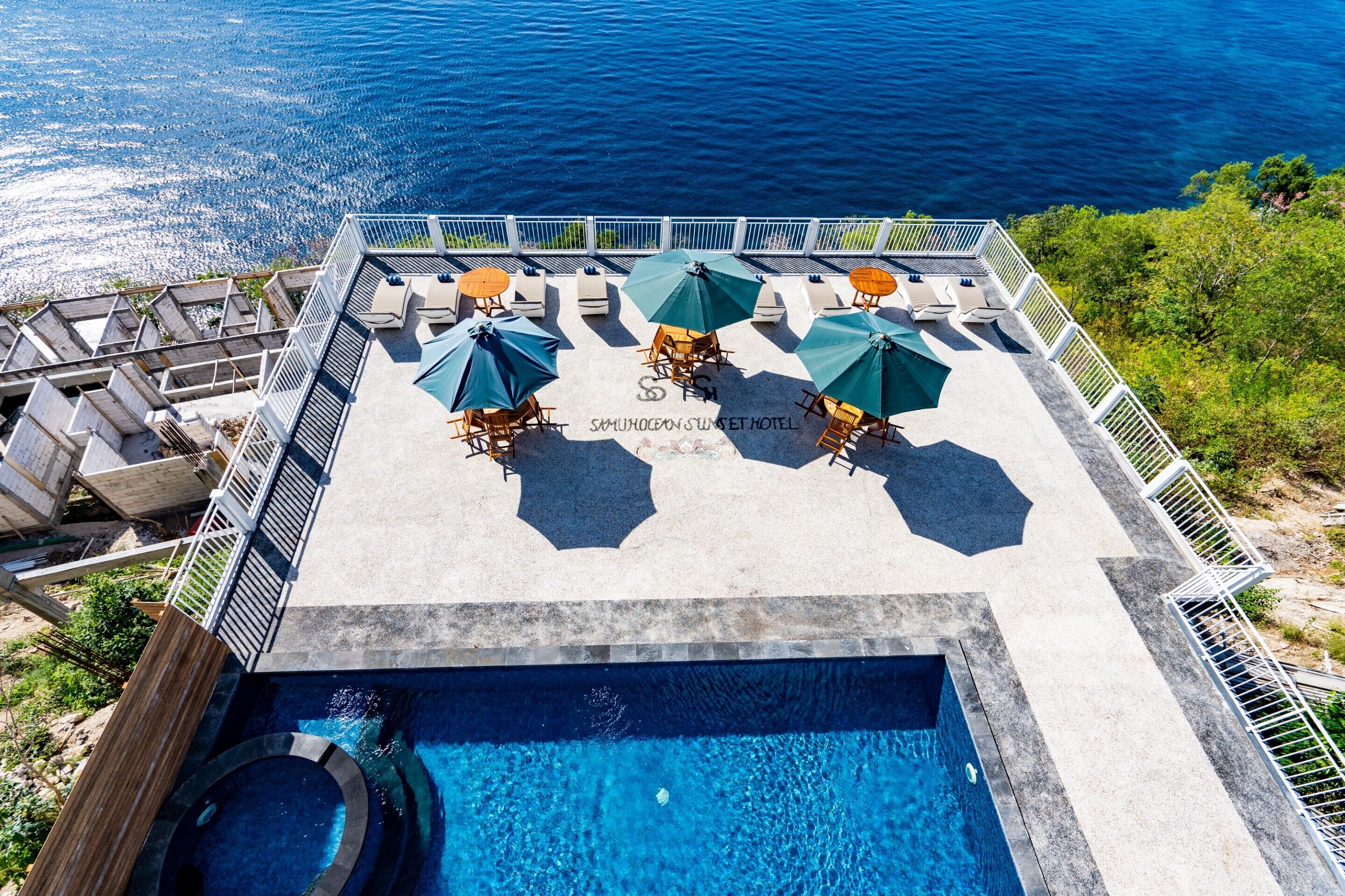 Samuh Sunset Hotel by WizZeLa