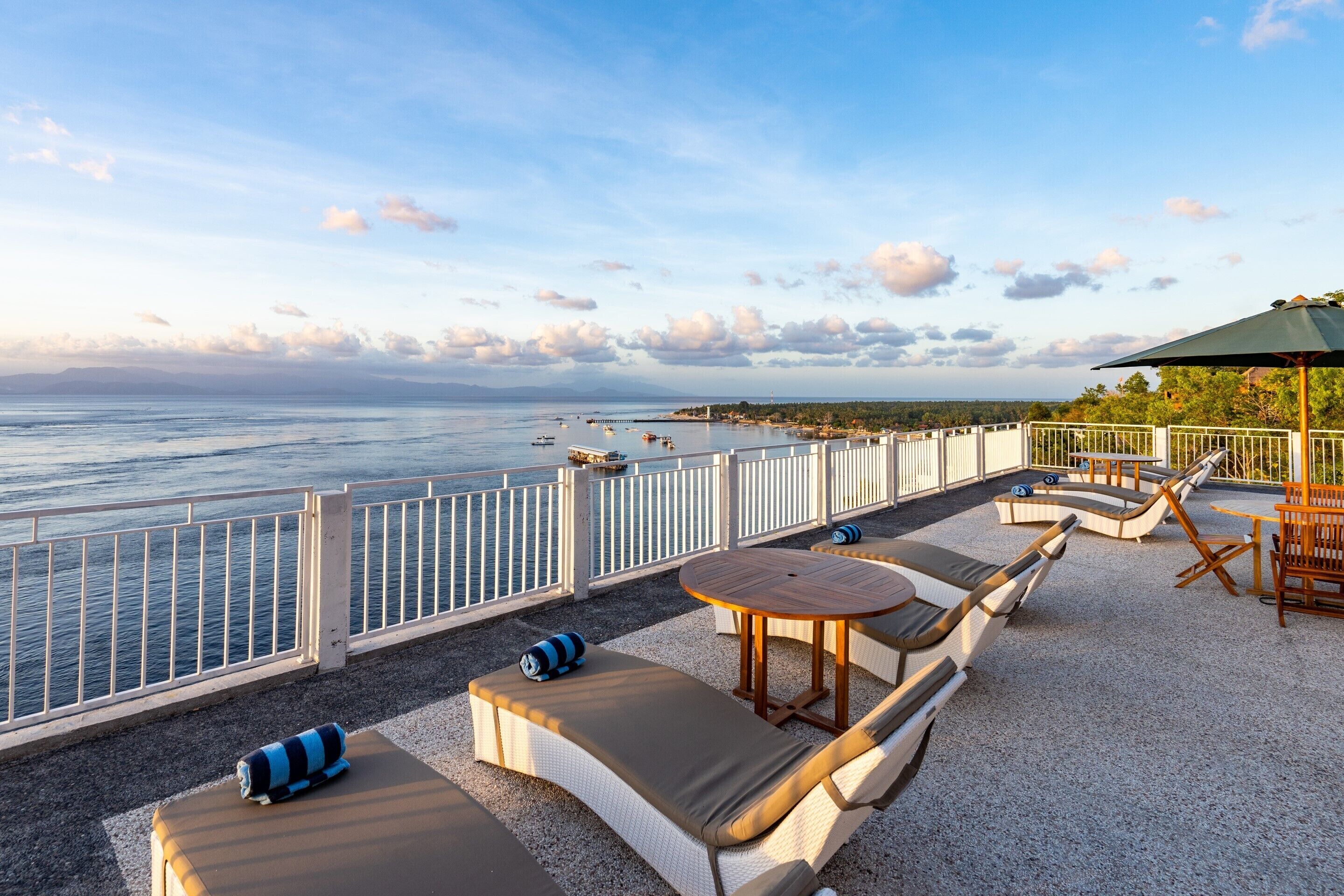 Samuh Sunset Hotel by WizZeLa