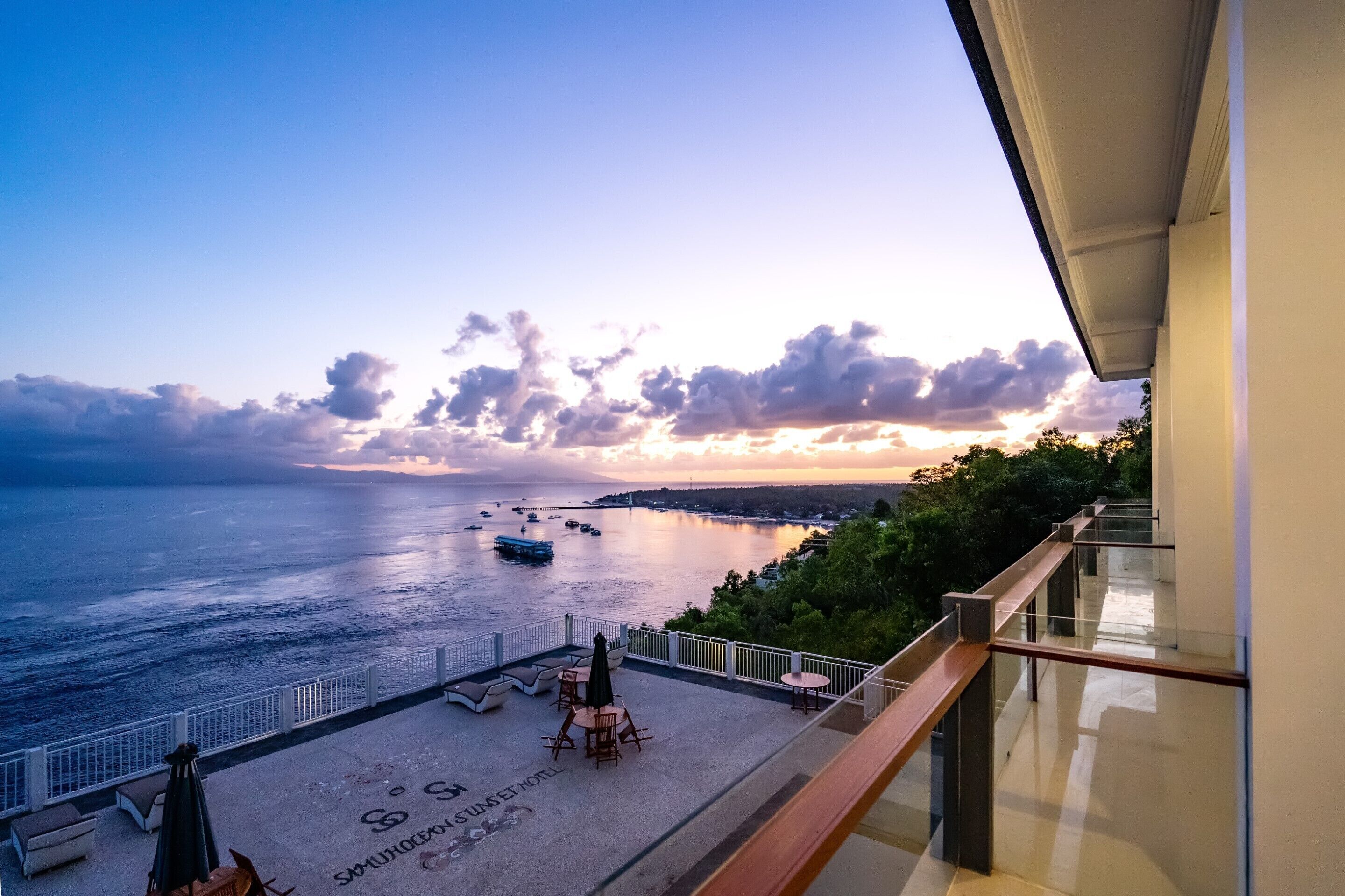 Samuh Sunset Hotel by WizZeLa