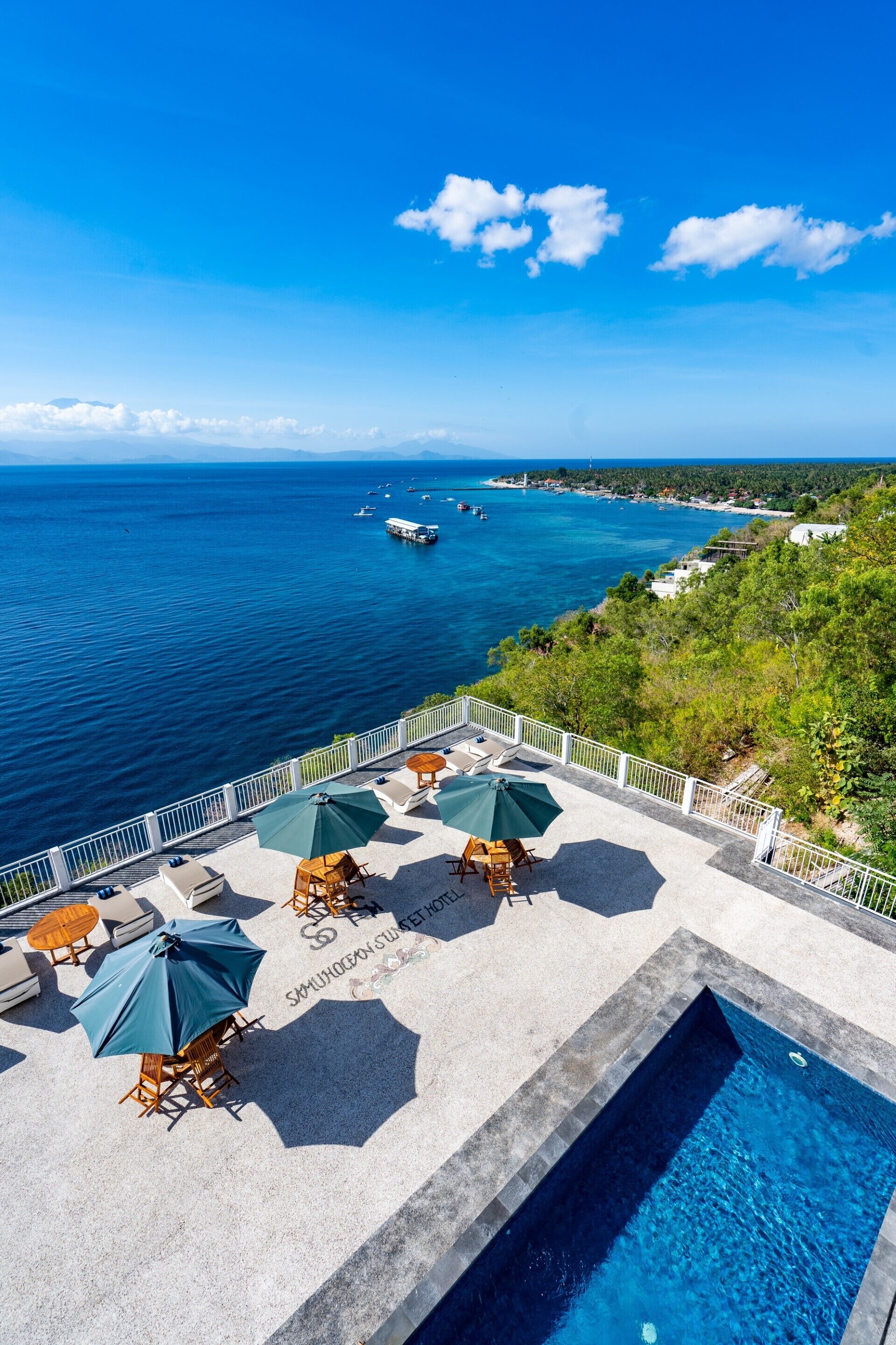 Samuh Sunset Hotel by WizZeLa