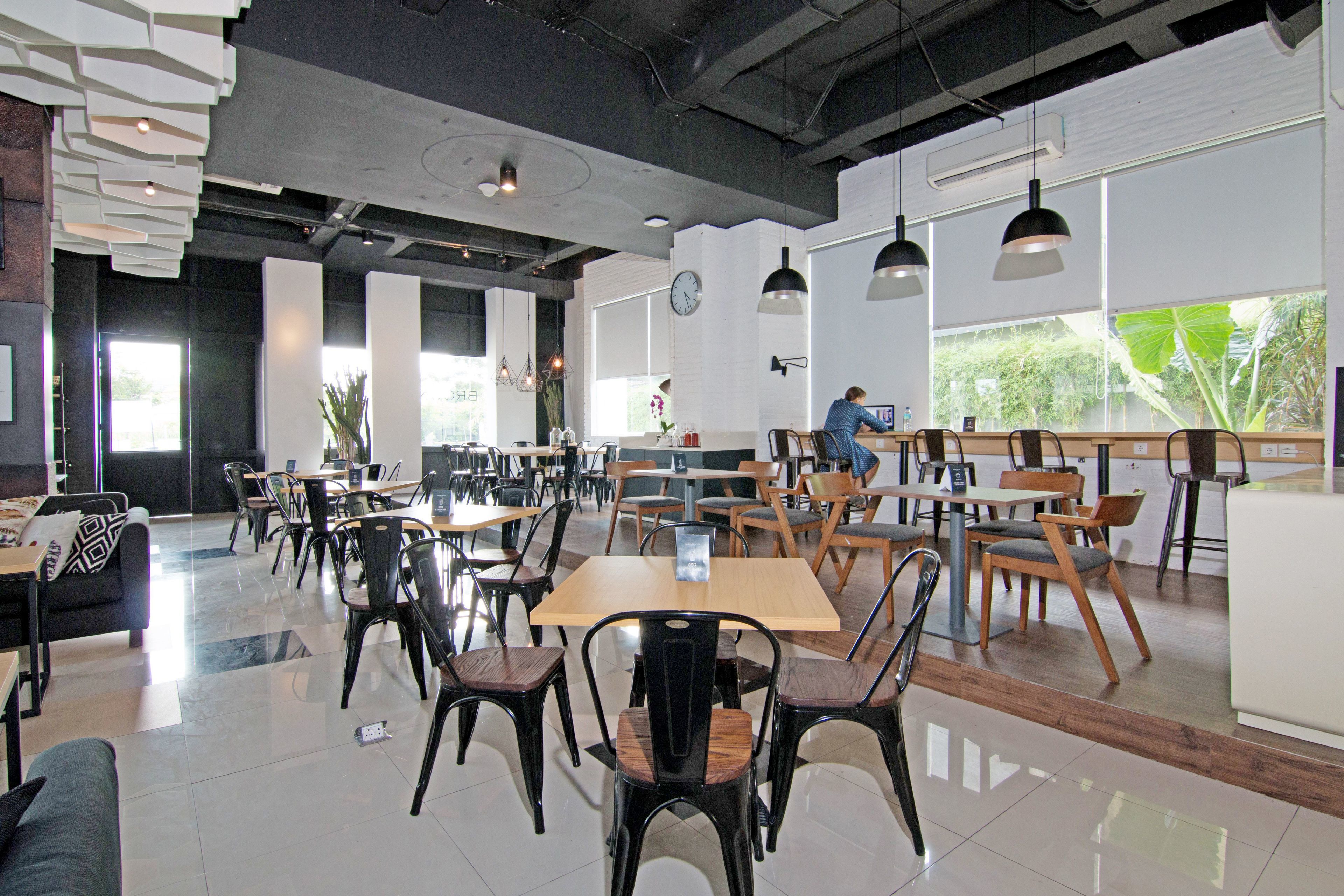 Berry Biz Hotel Sunset Road by ZEN Rooms