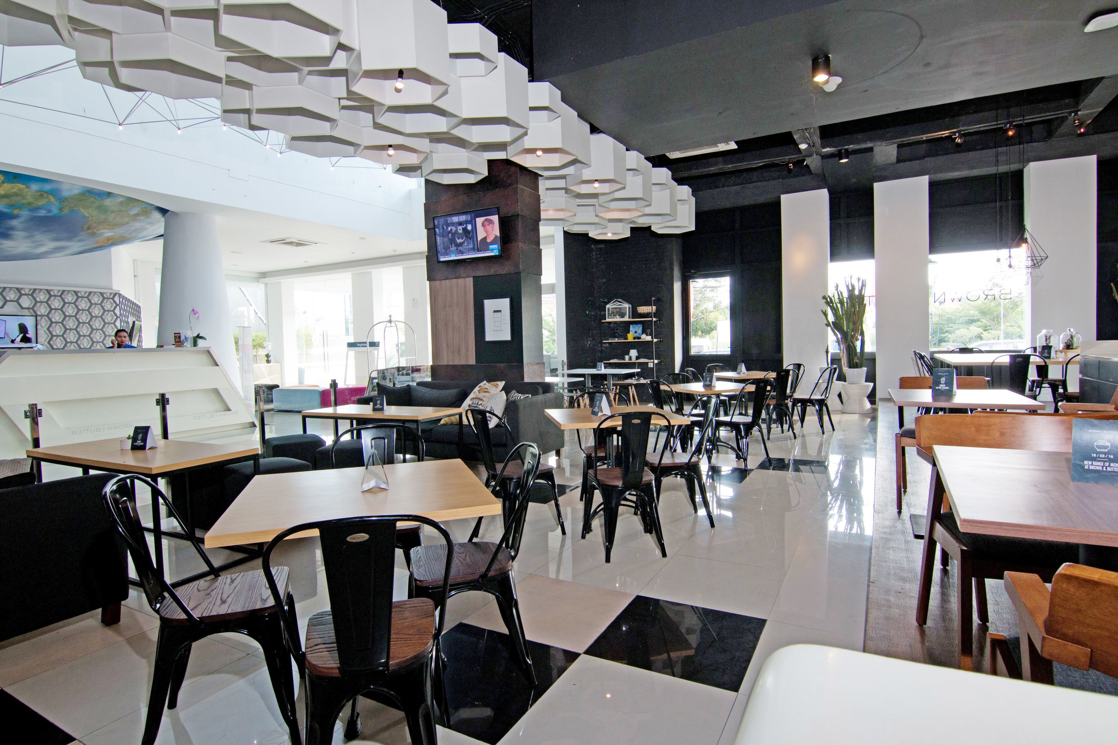 Berry Biz Hotel Sunset Road by ZEN Rooms