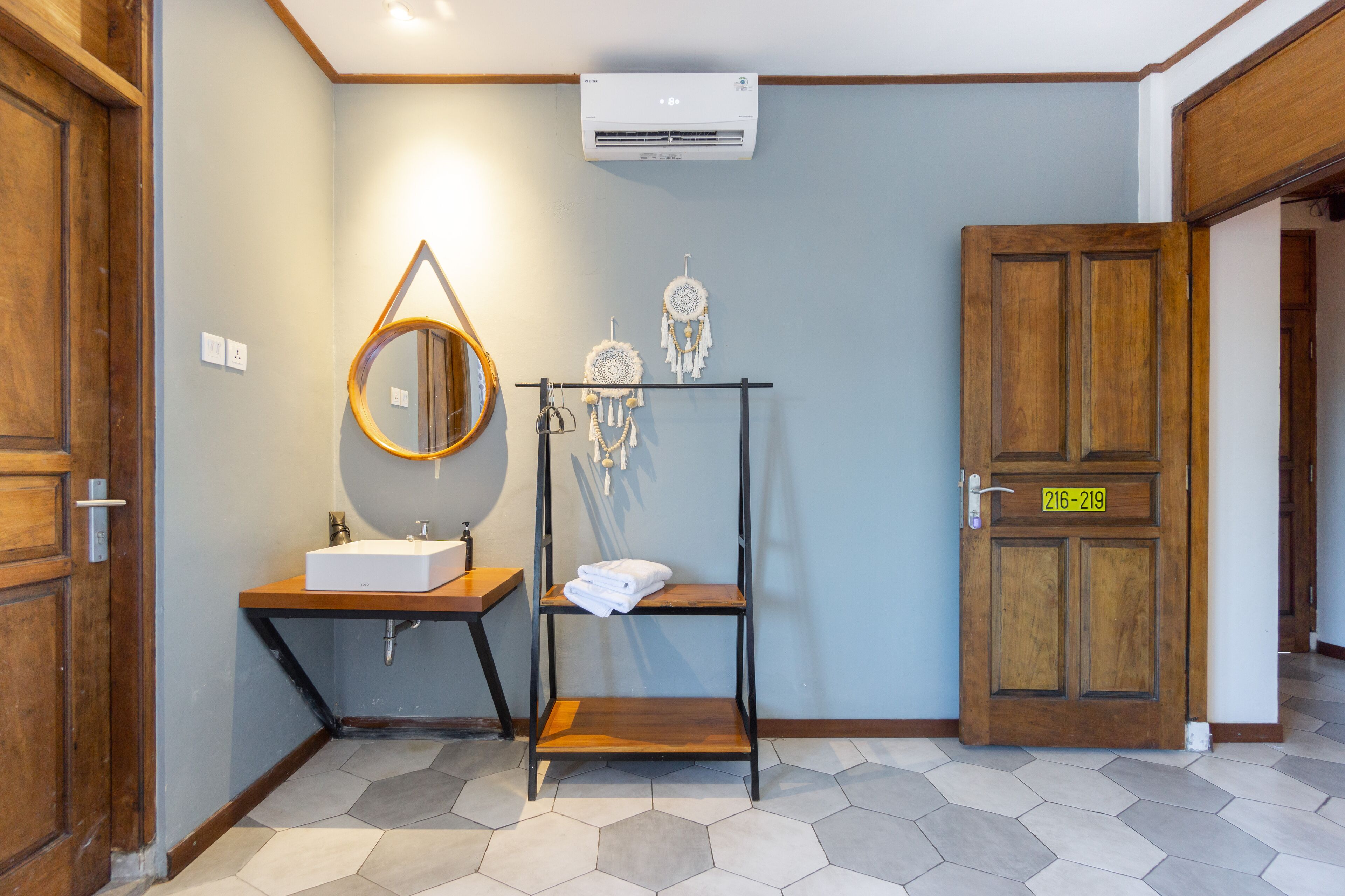 Interconnection Kuta Hostel