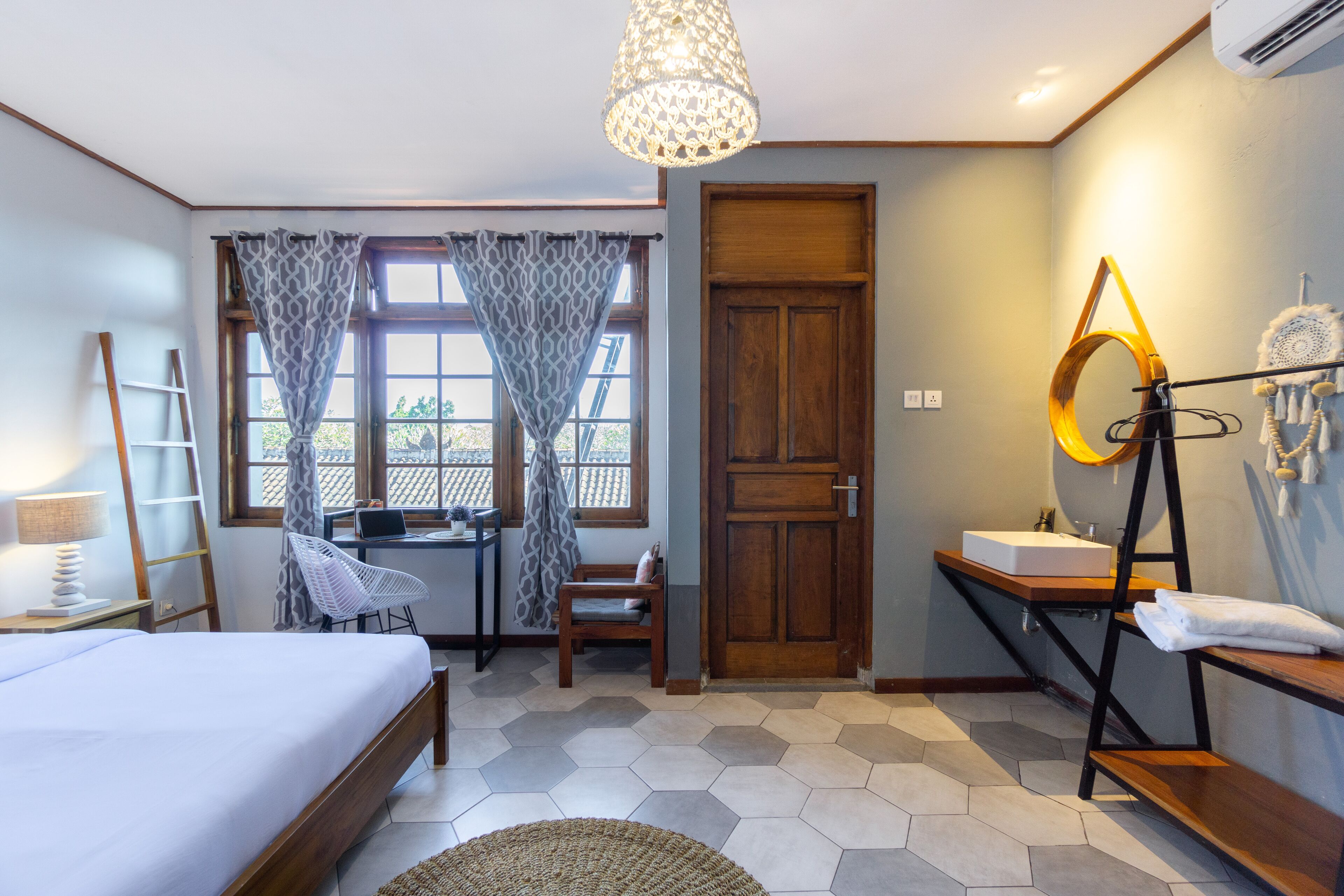 Interconnection Kuta Hostel