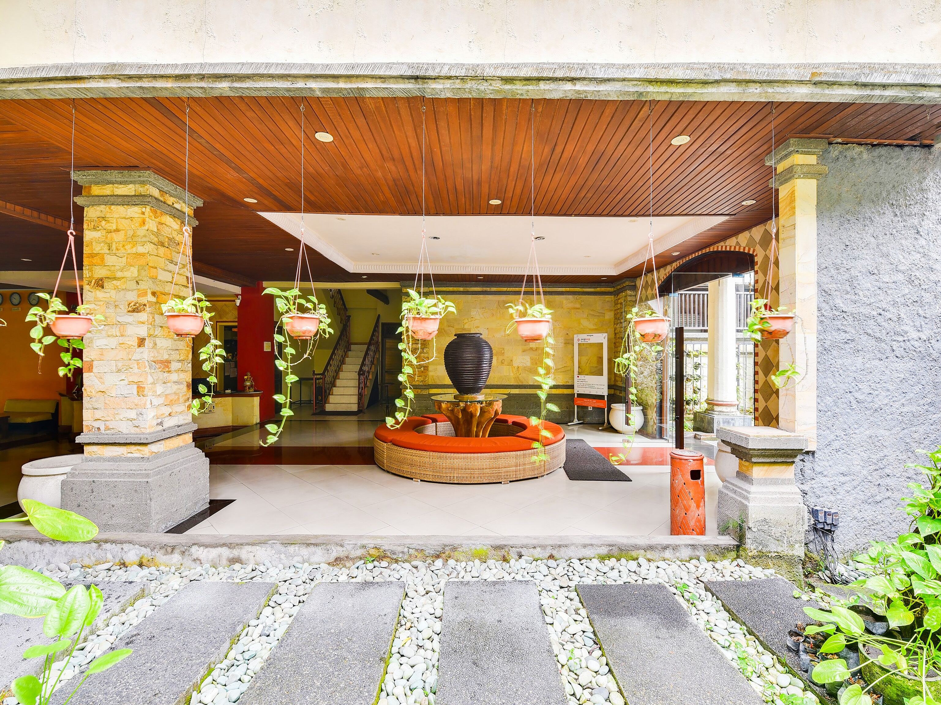 SUPER OYO Townhouse Oak Maxi Hotel Legian