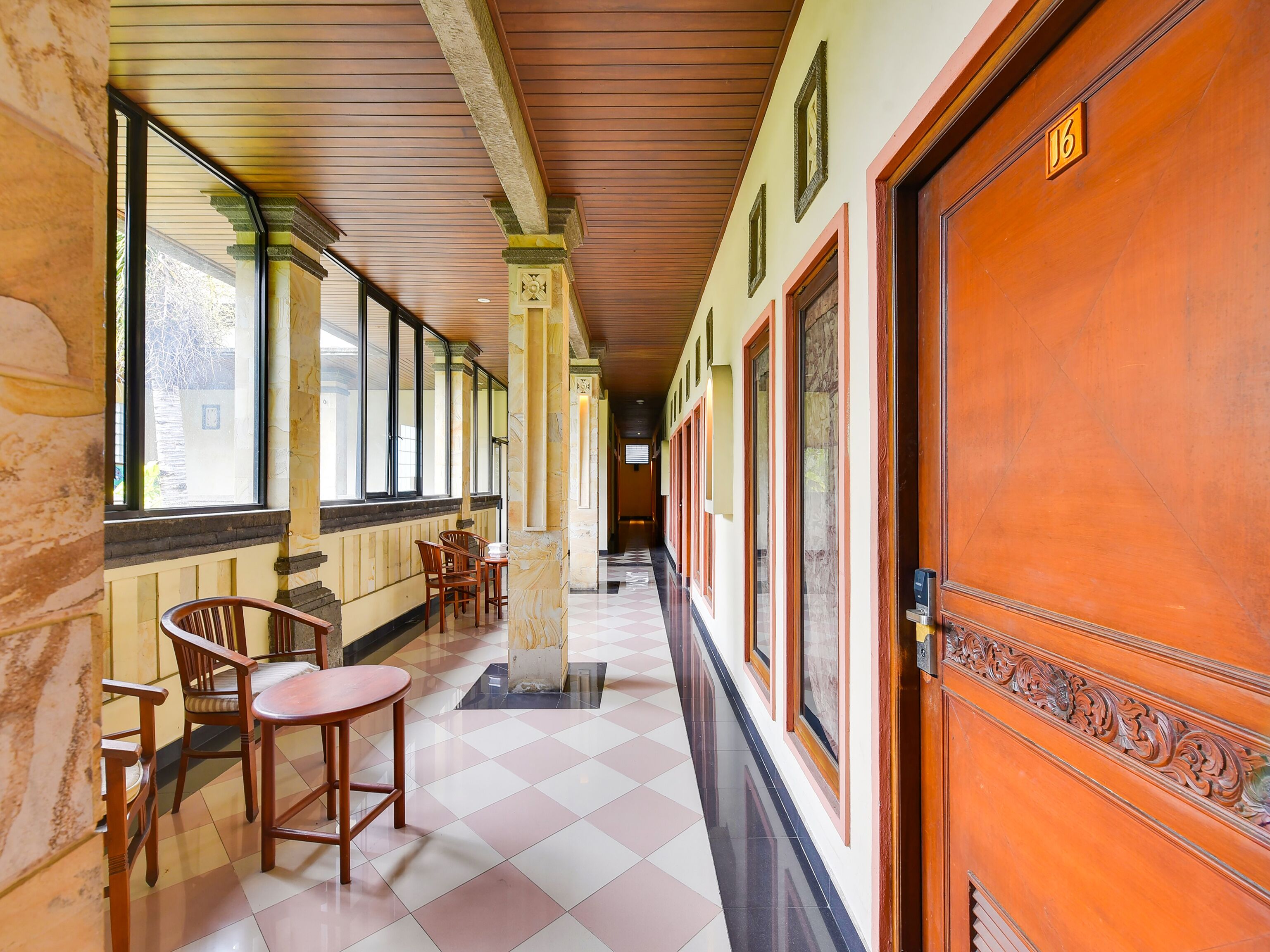 SUPER OYO Townhouse Oak Maxi Hotel Legian