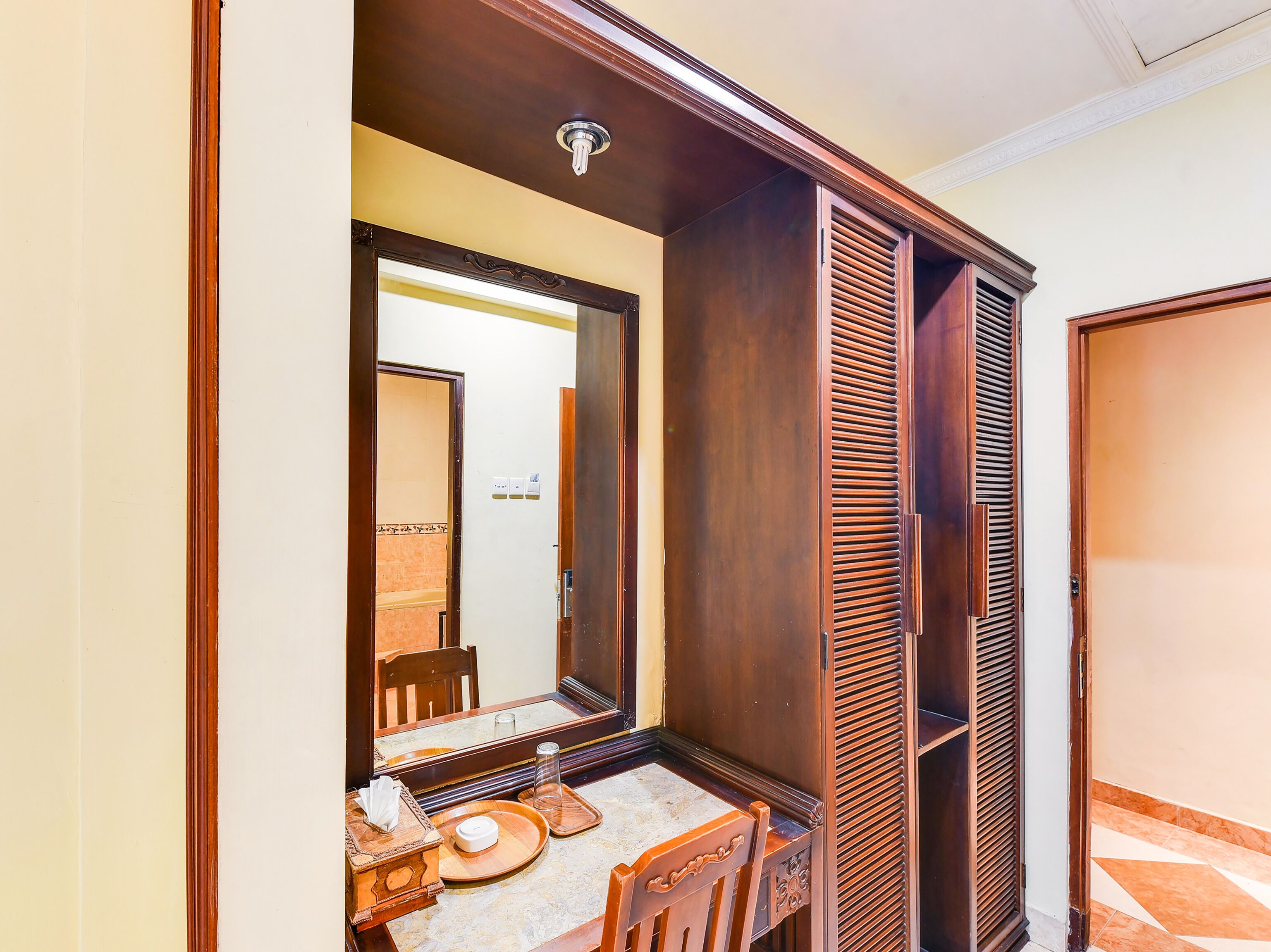 SUPER OYO Townhouse Oak Maxi Hotel Legian