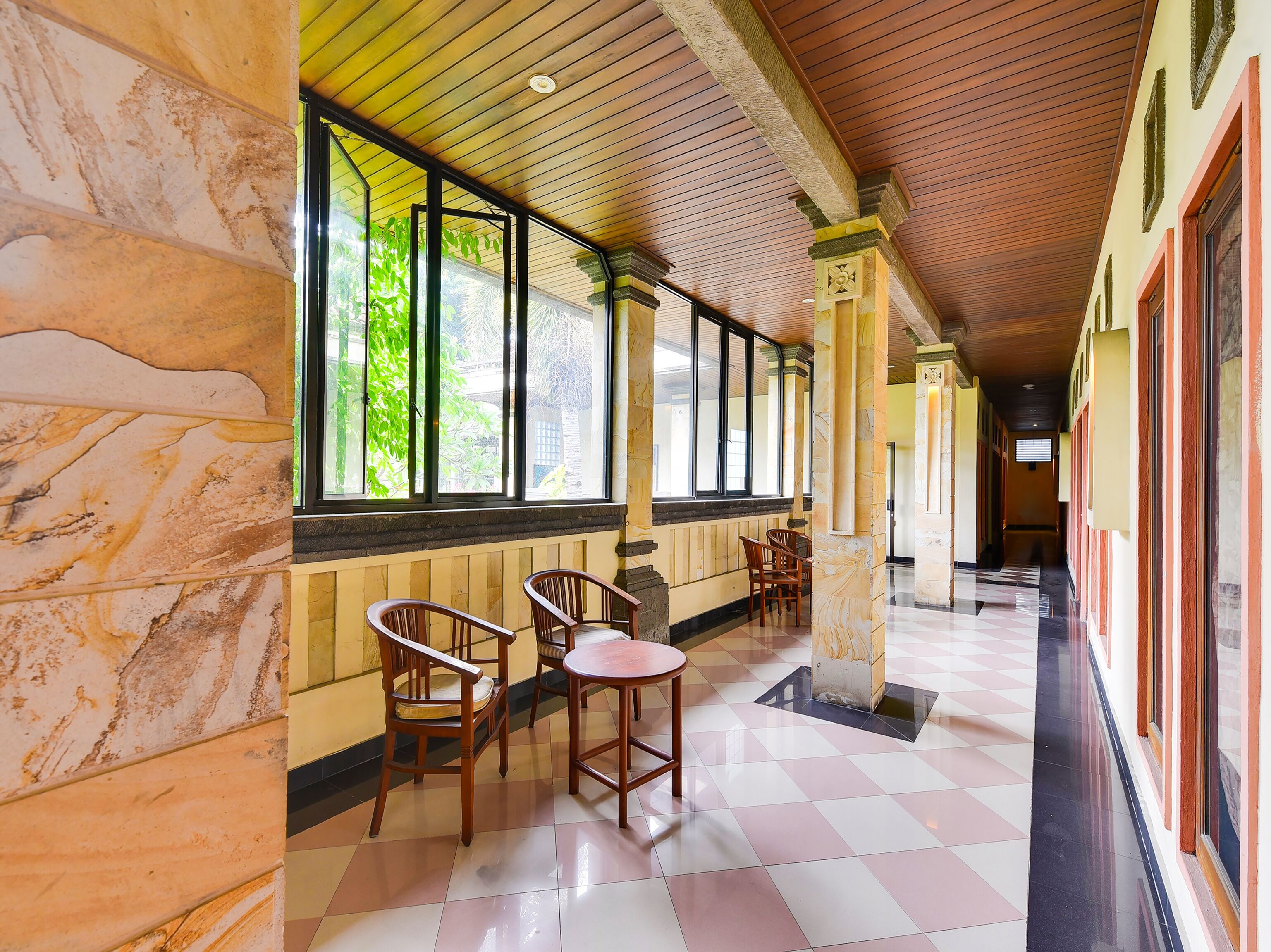 SUPER OYO Townhouse Oak Maxi Hotel Legian