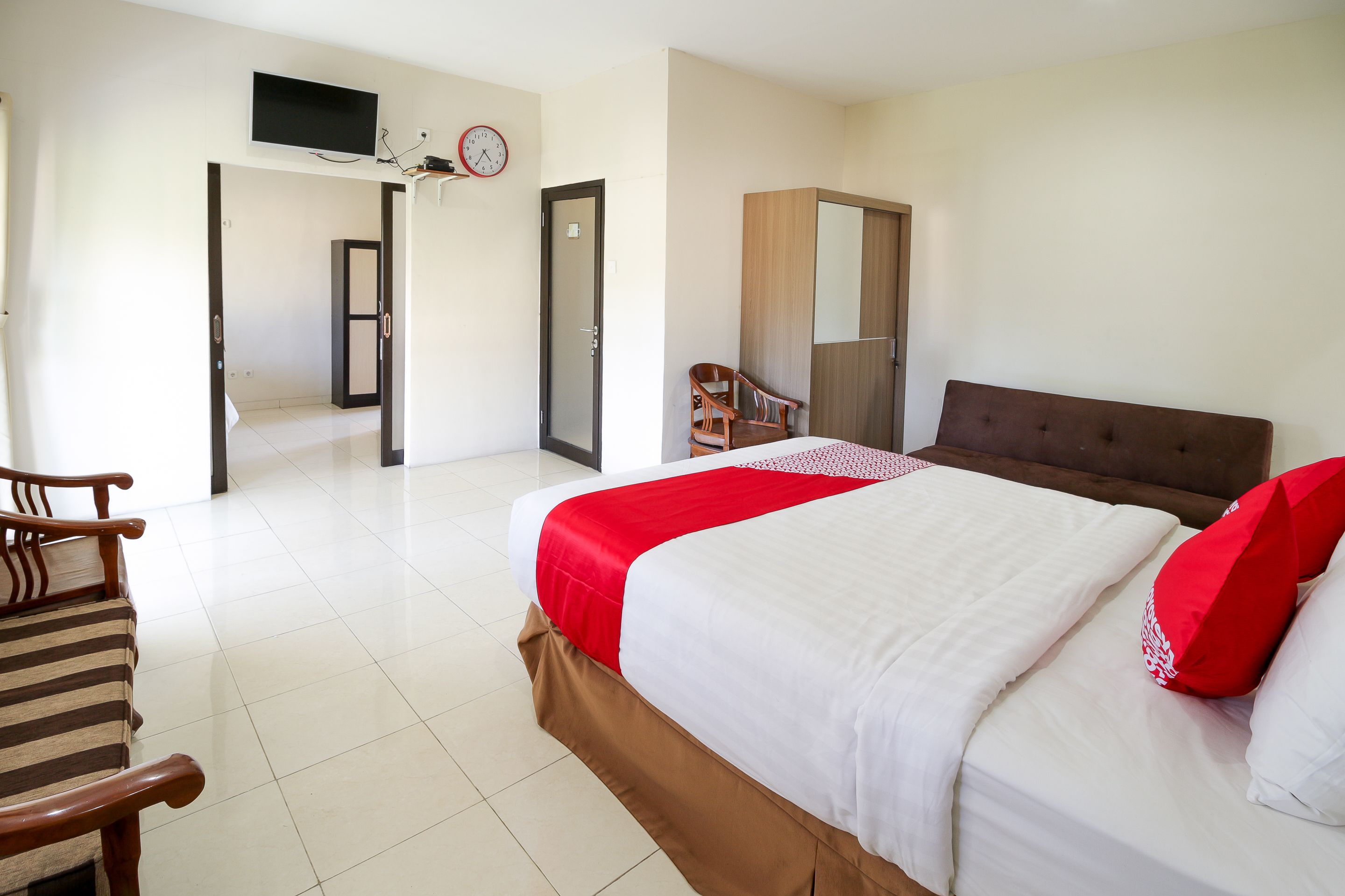 Tuban Torres Accomodation by OYO Rooms
