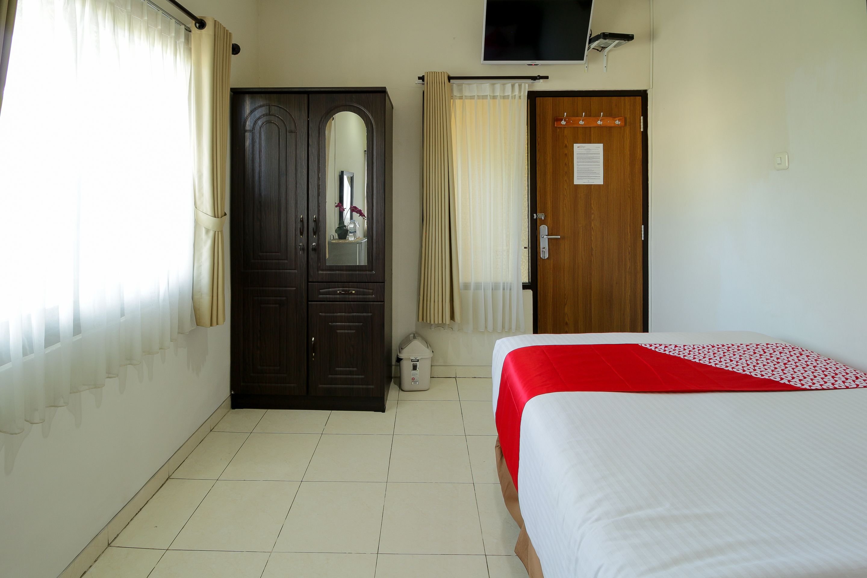 Tuban Torres Accomodation by OYO Rooms