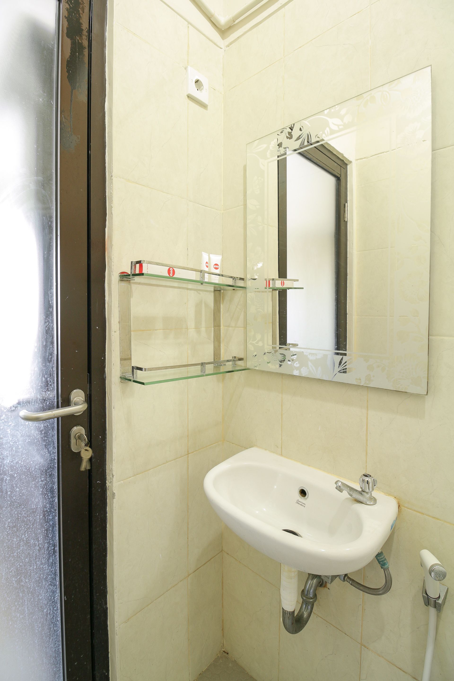 Tuban Torres Accomodation by OYO Rooms