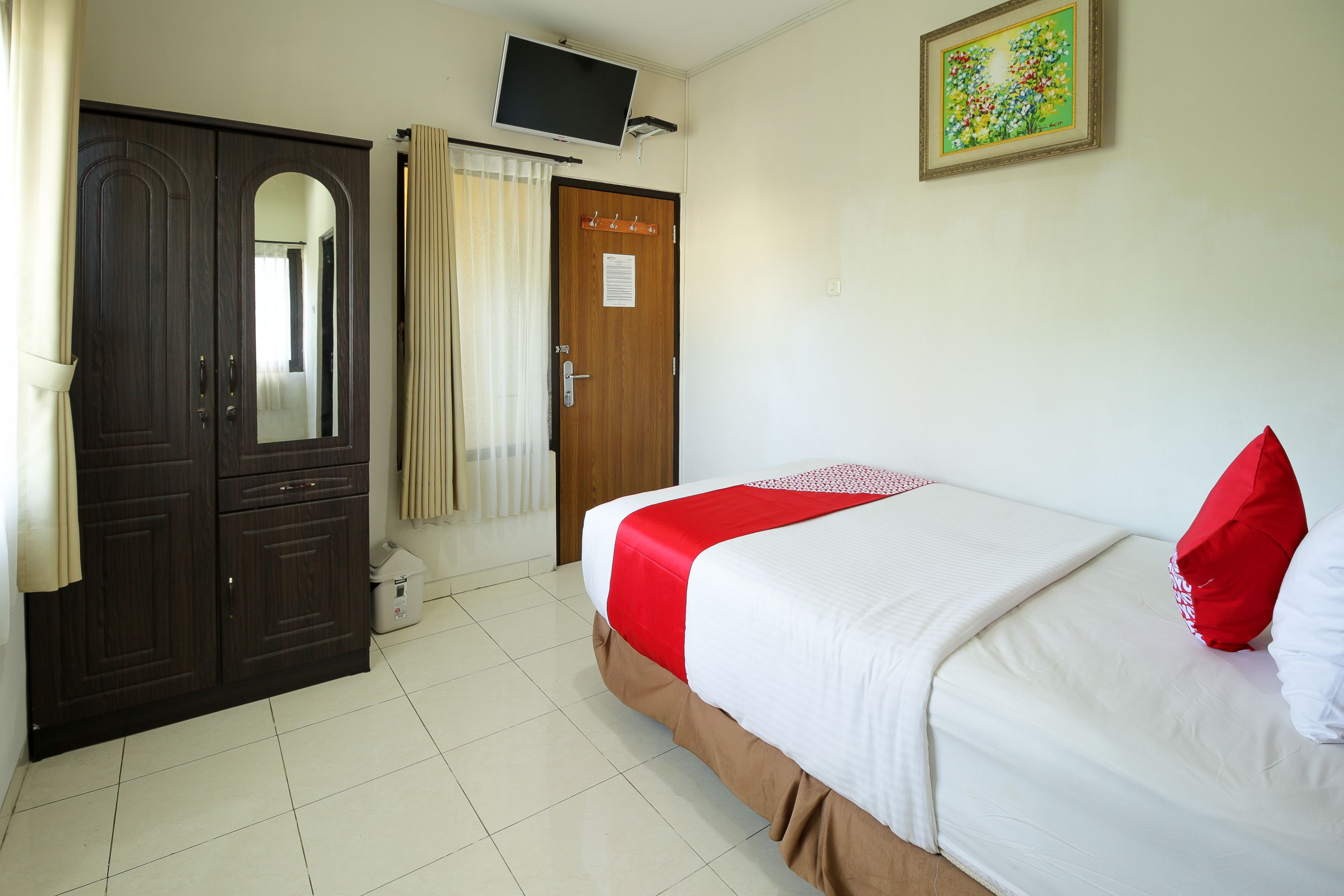 Tuban Torres Accomodation by OYO Rooms