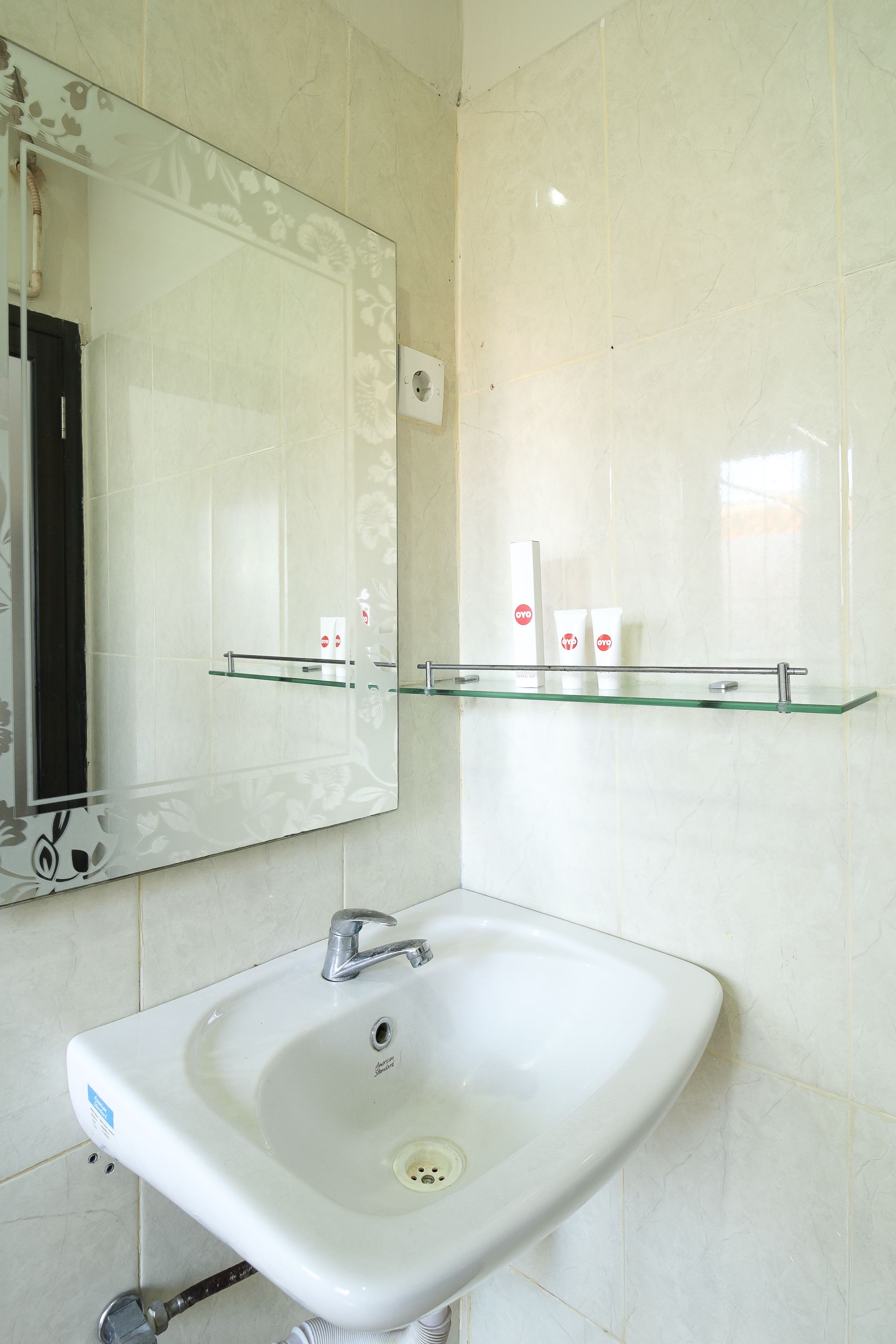 Tuban Torres Accomodation by OYO Rooms