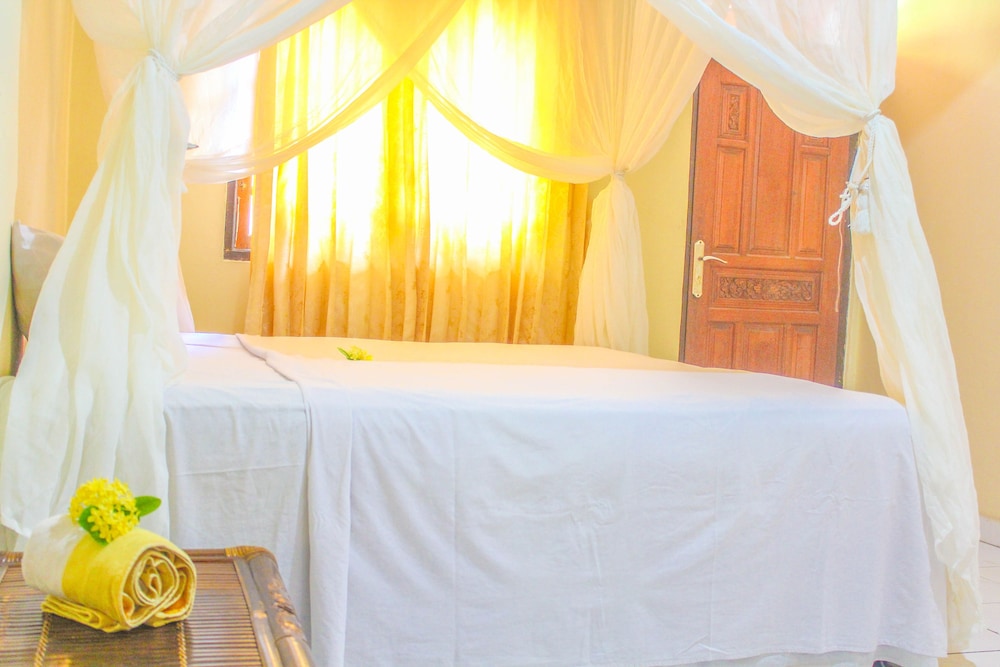 Lolo Beach Inn