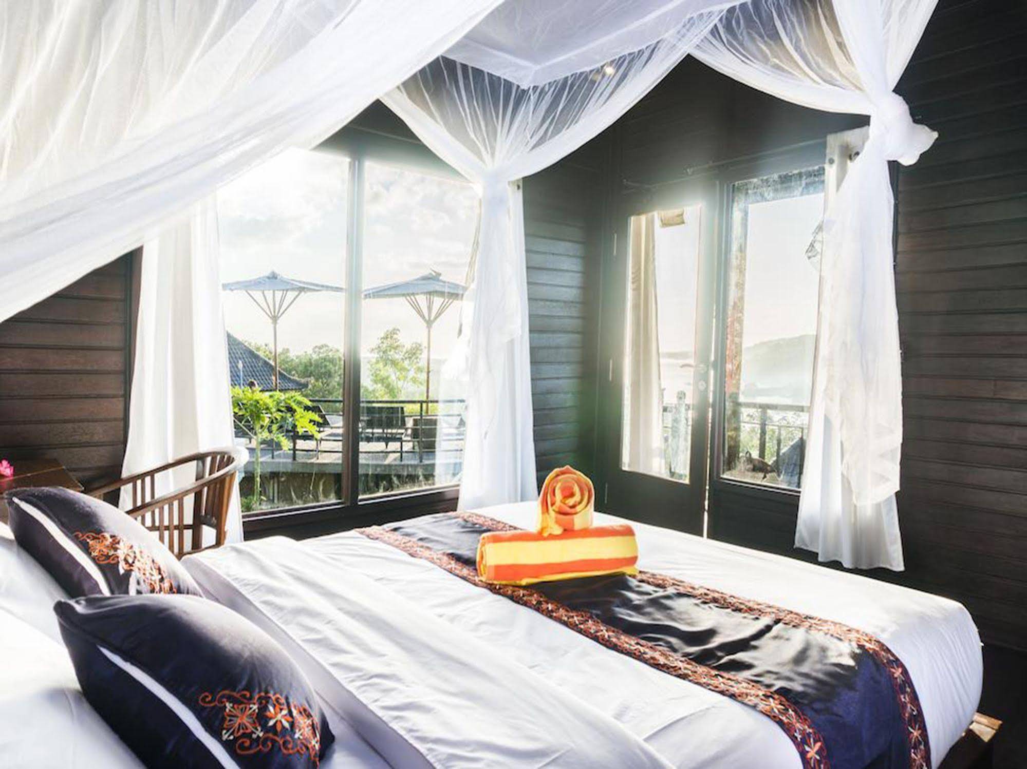 Sunrise Hut's Lembongan