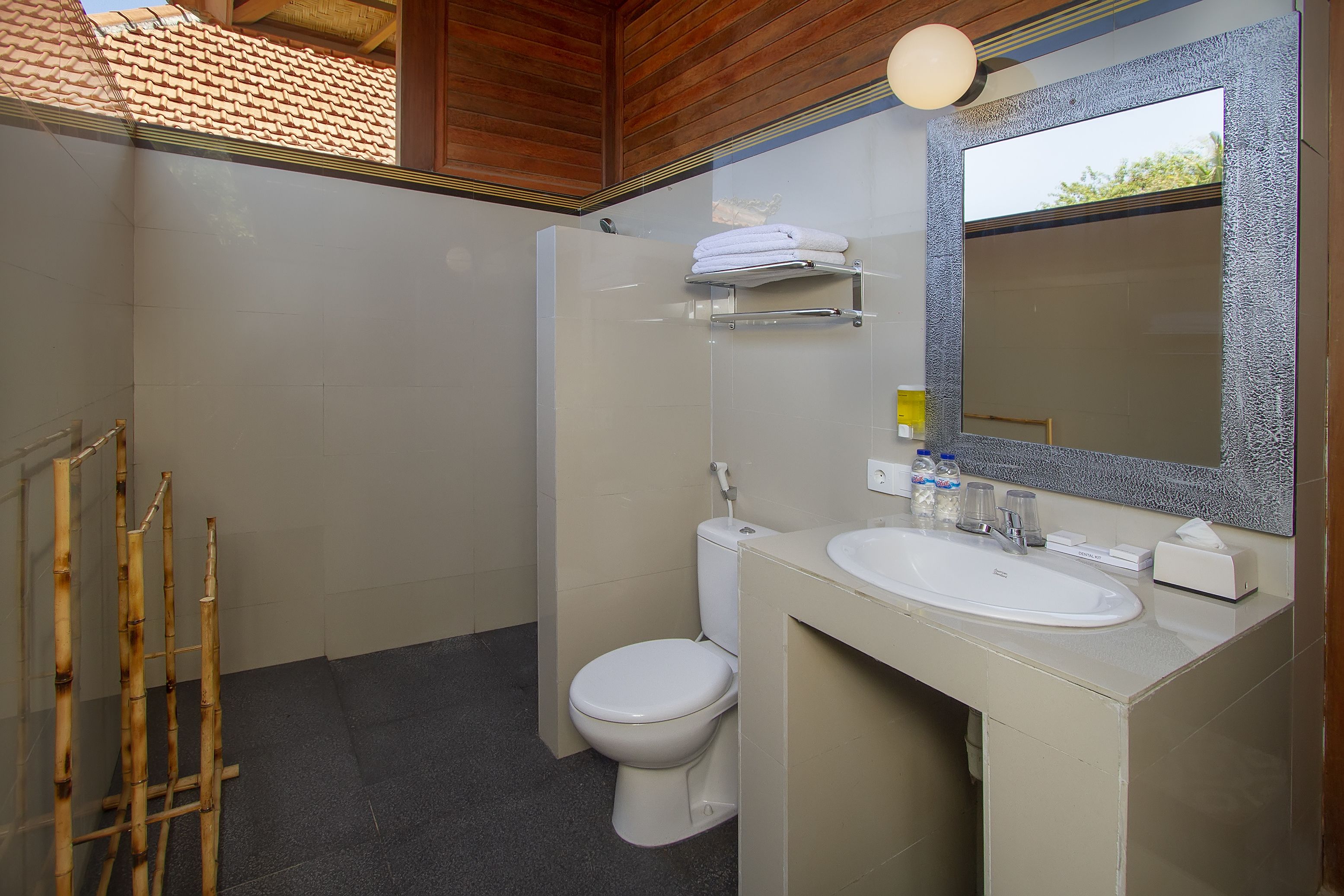 Tapa Bale Gede Lembongan by Pramana