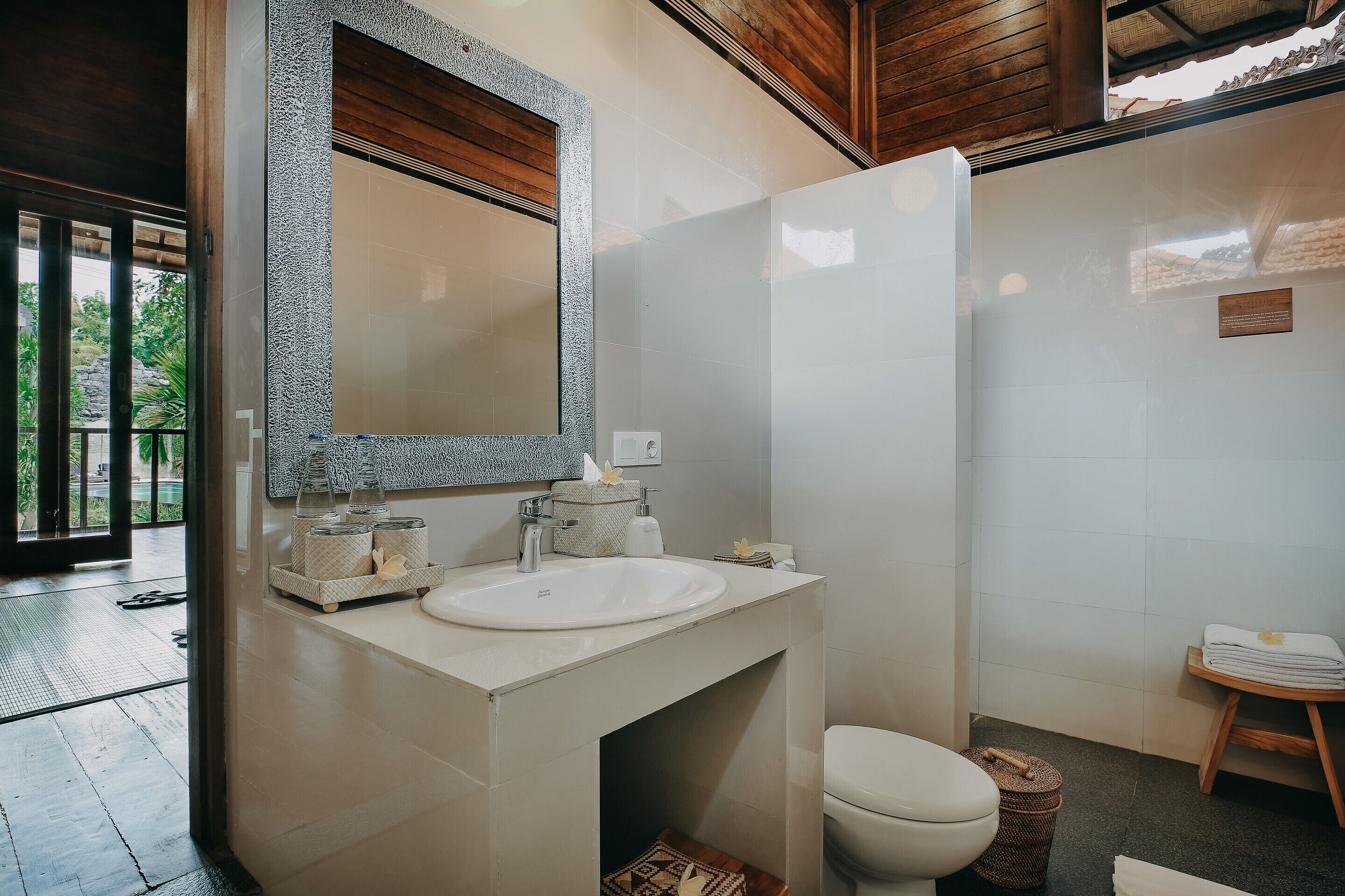 Tapa Bale Gede Lembongan by Pramana