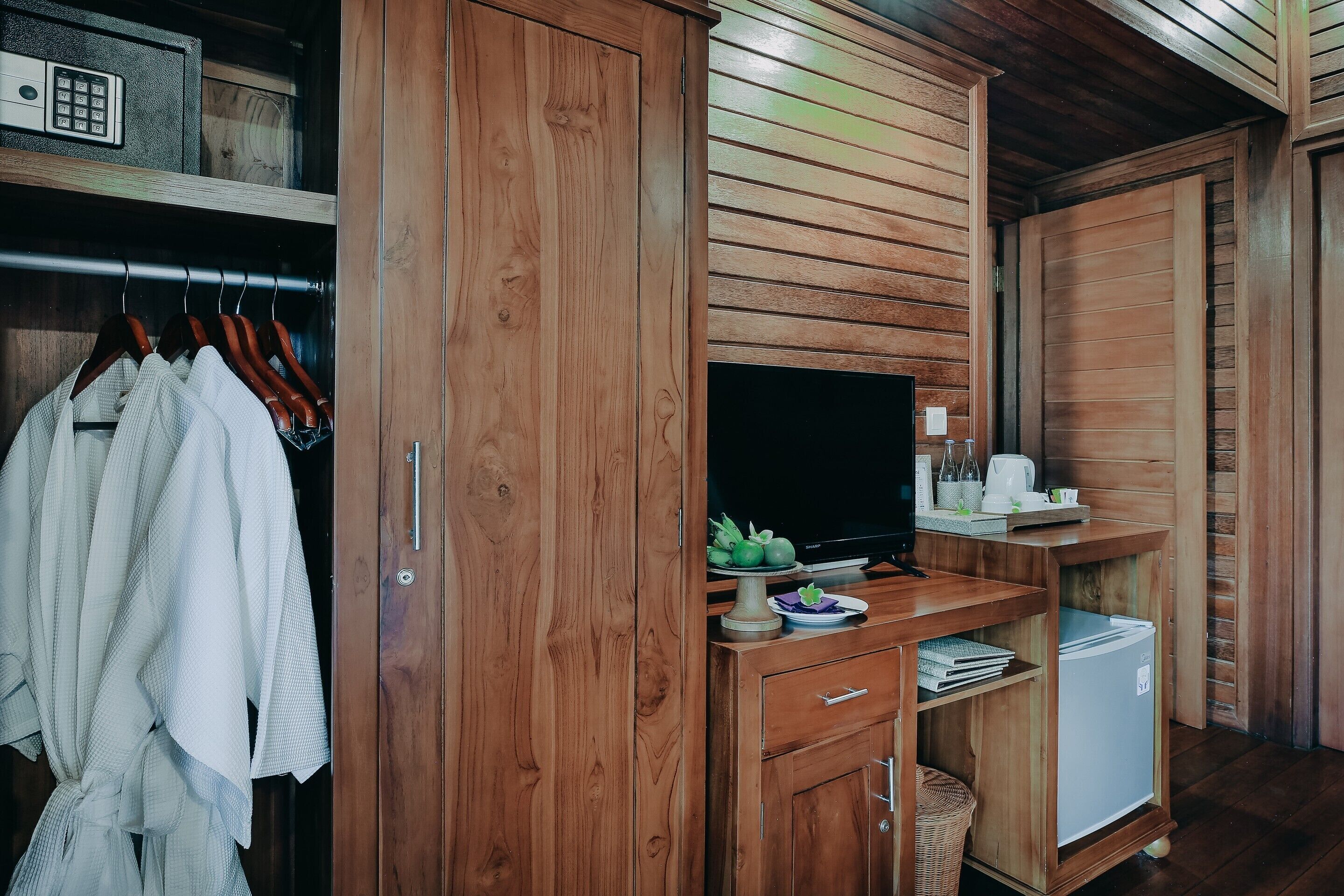 Tapa Bale Gede Lembongan by Pramana