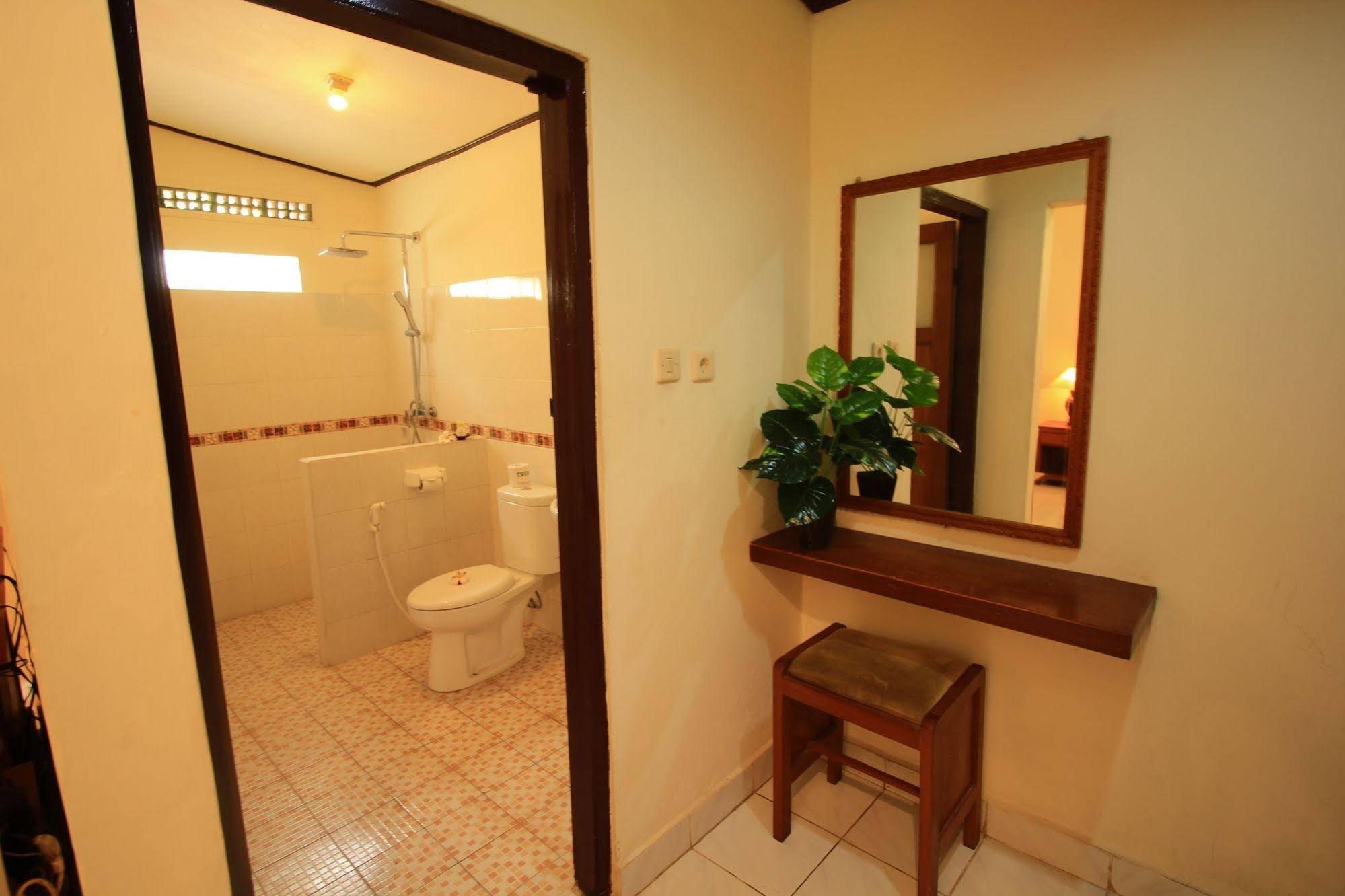 Lovina Beach Hotel