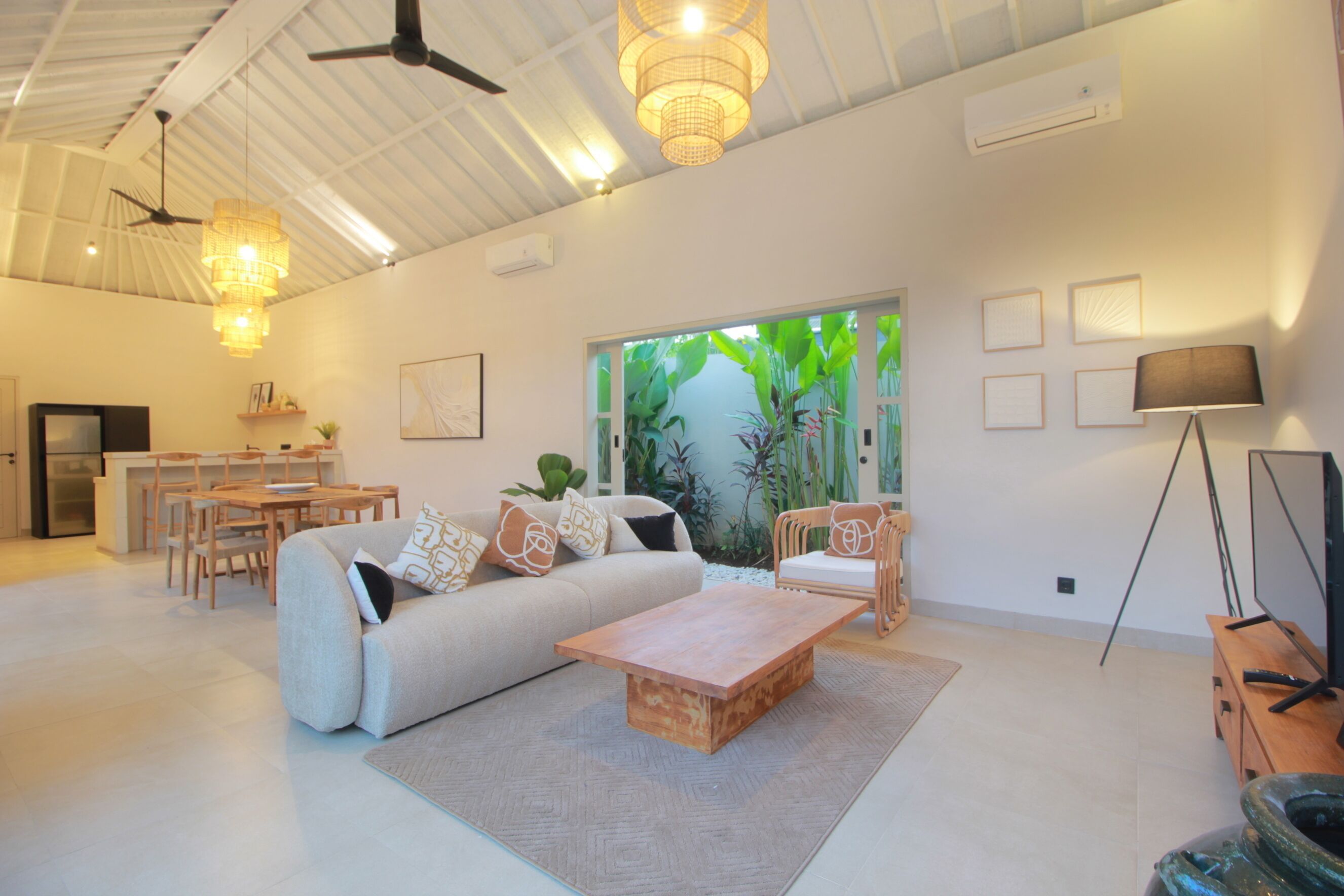 Echo Beach Villa & Apartment