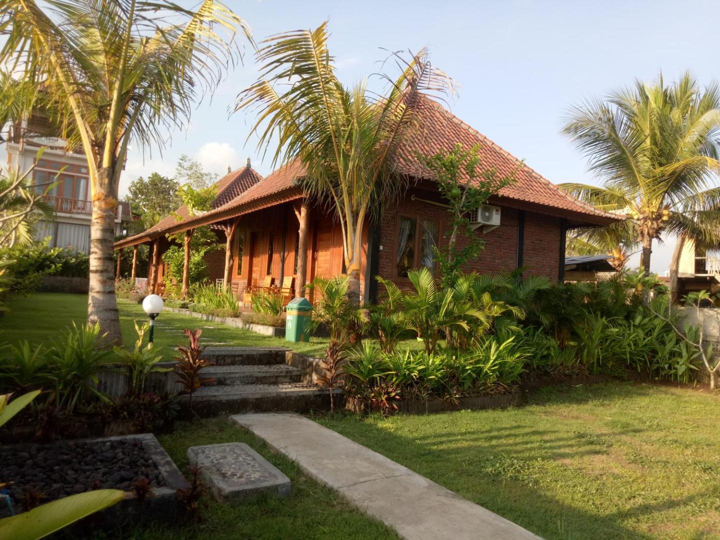 Emir Surfcamp