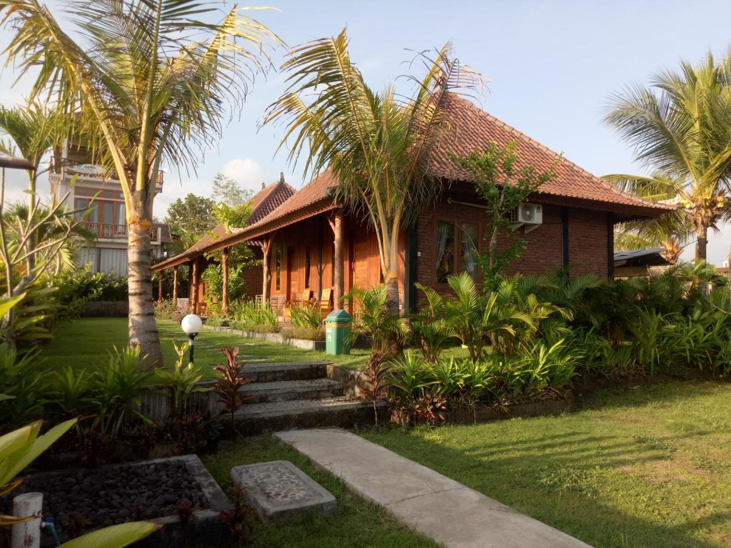 Emir Surfcamp