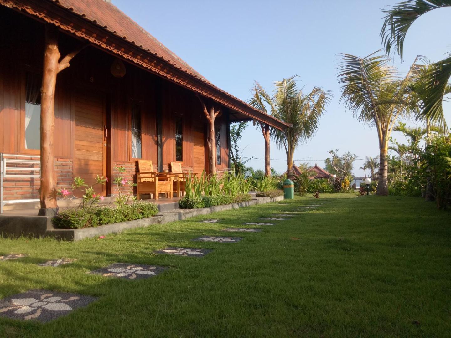 Emir Surfcamp