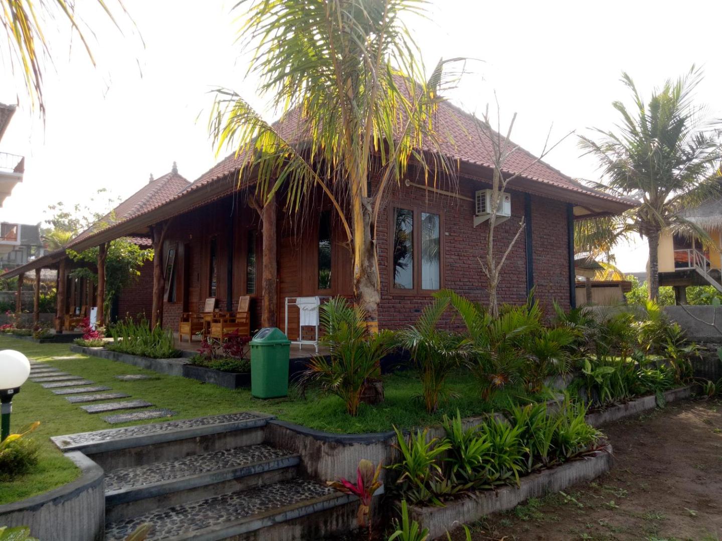 Emir Surfcamp