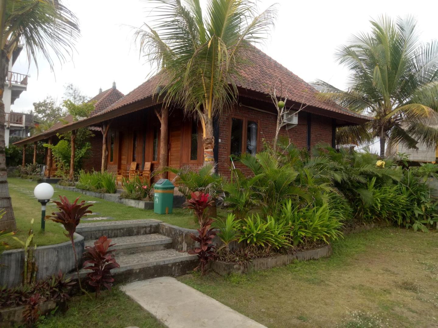 Emir Surfcamp