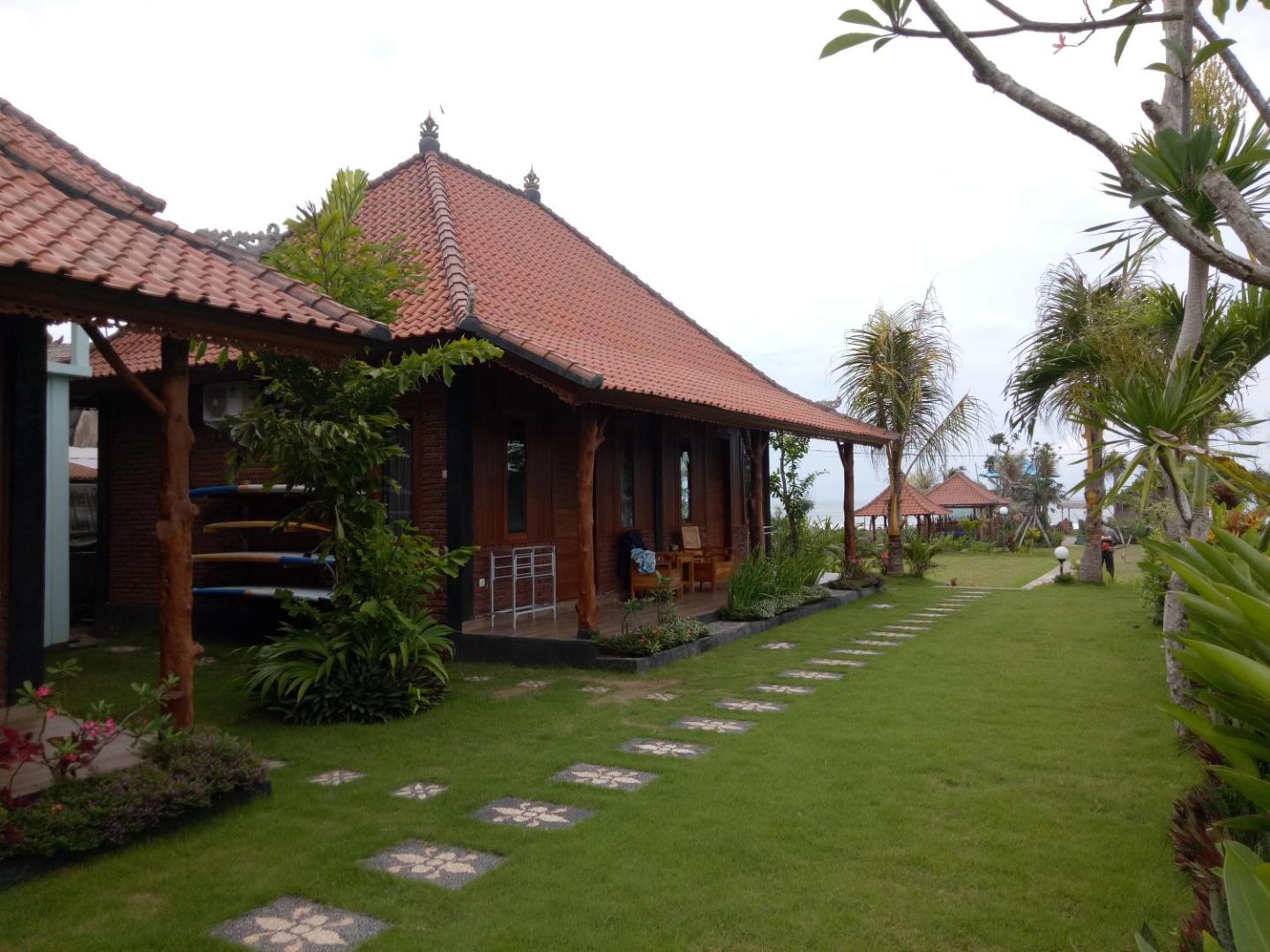 Emir Surfcamp