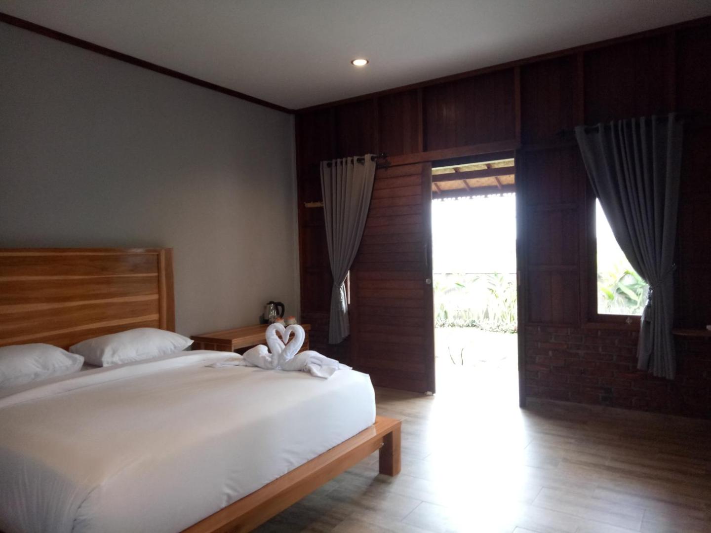 Emir Surfcamp