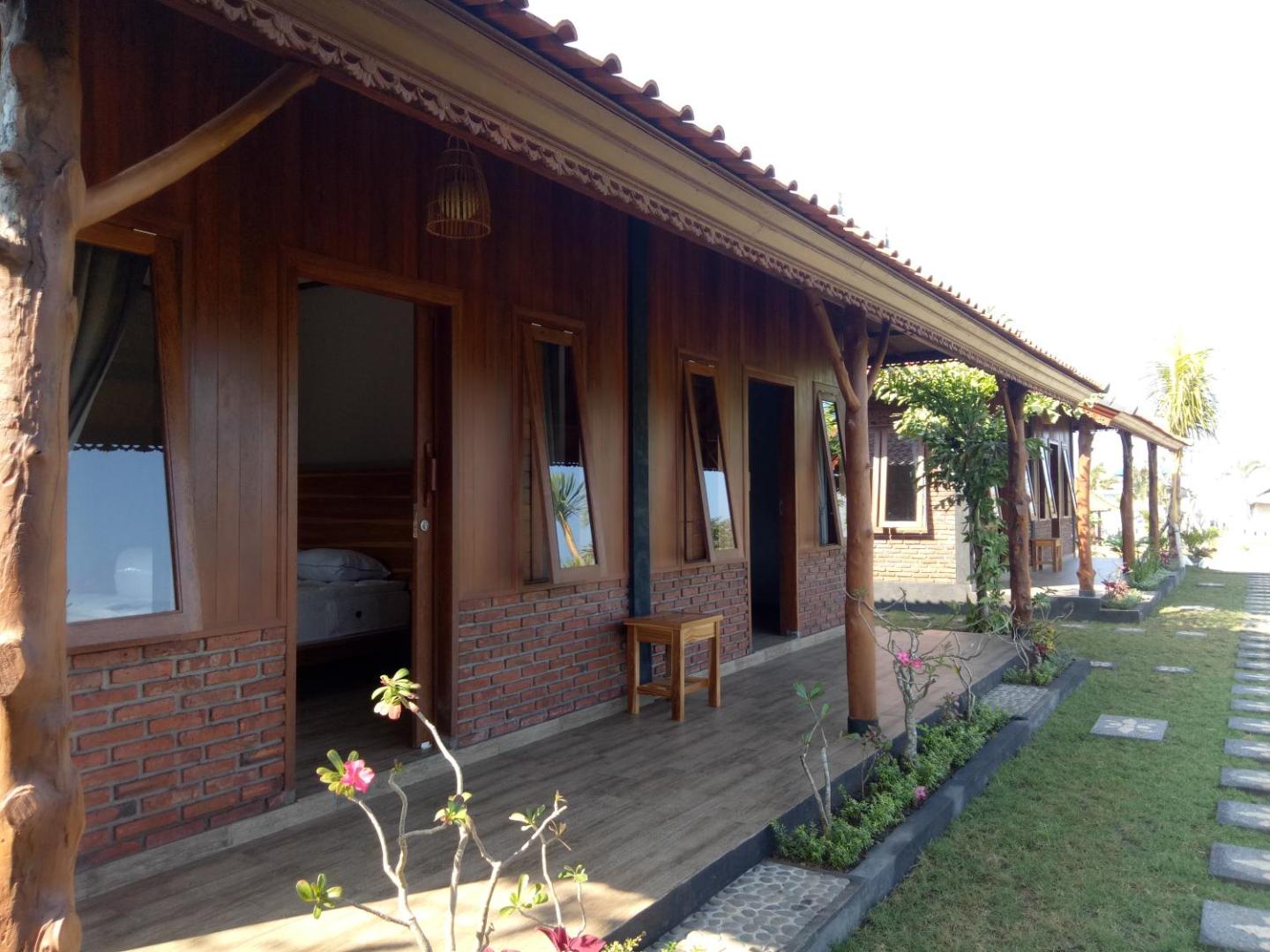 Emir Surfcamp