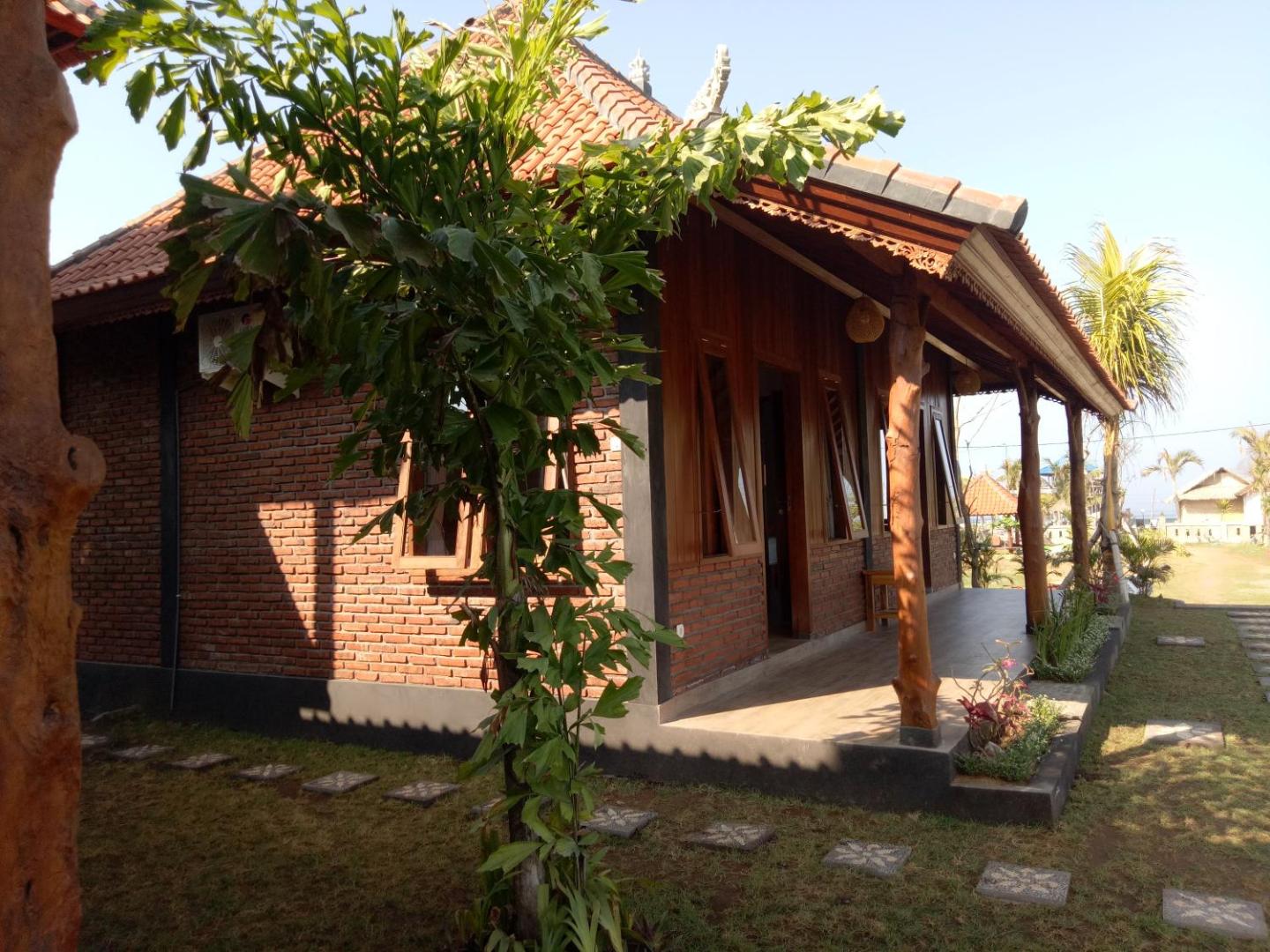 Emir Surfcamp