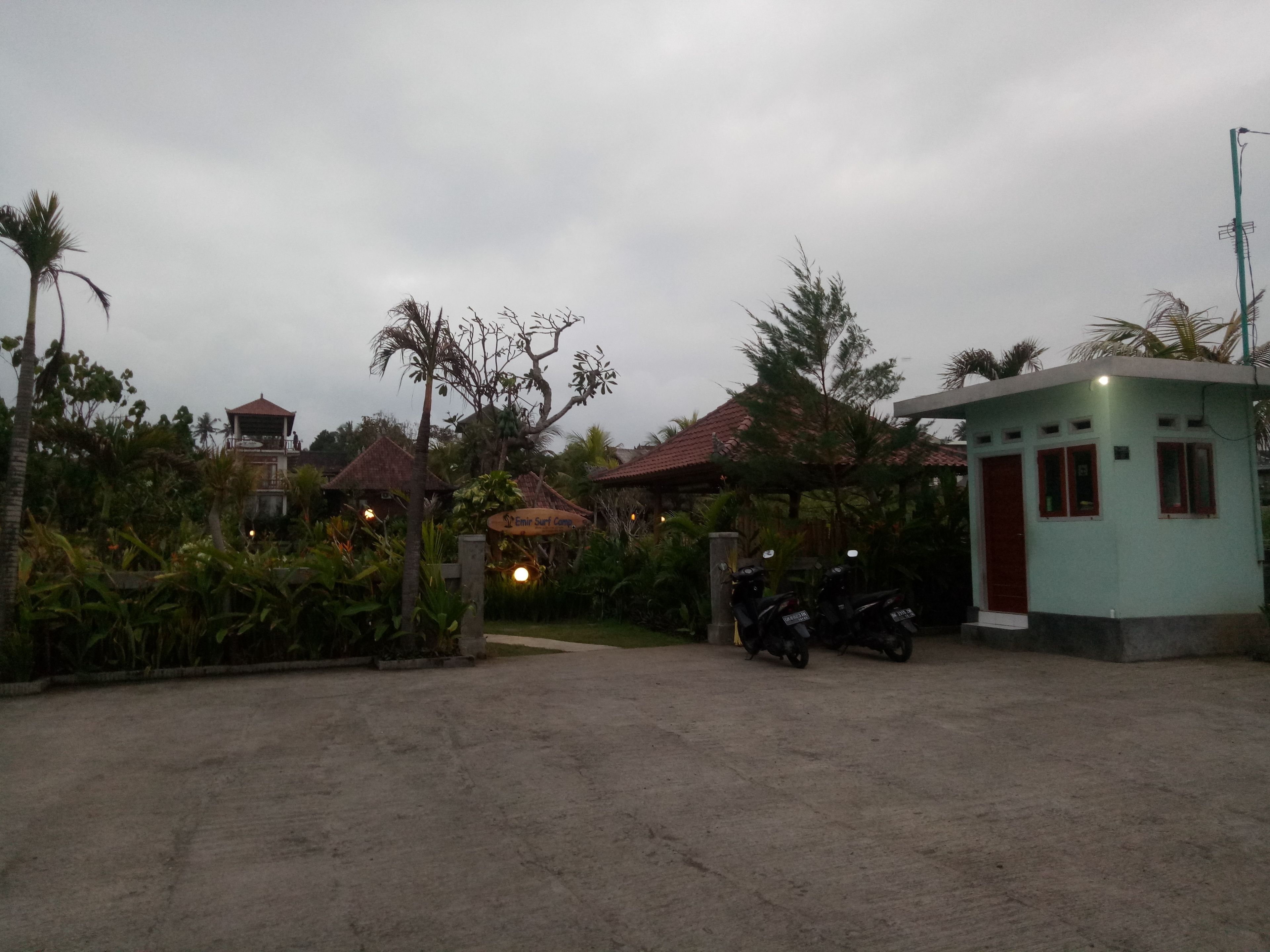 Emir Surfcamp