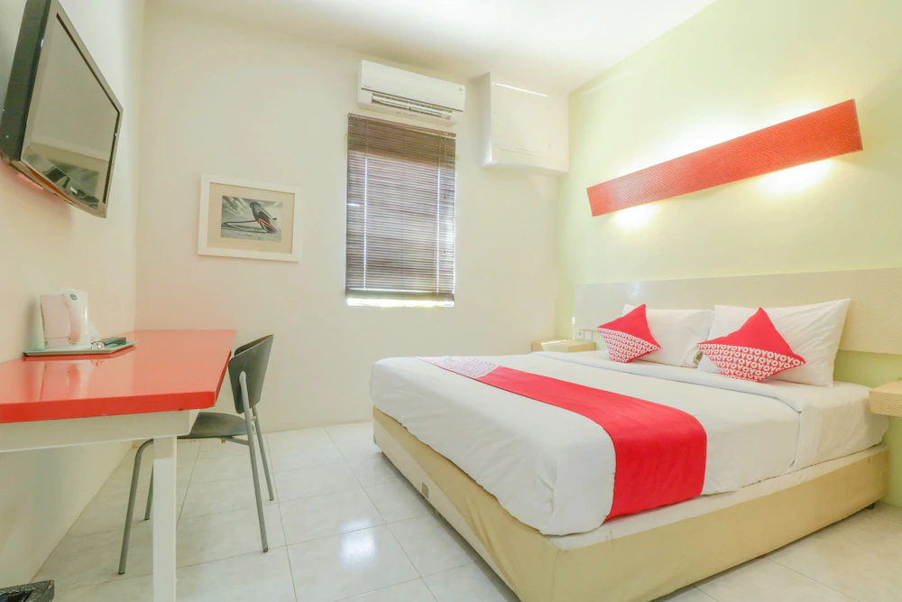 The Sunrise by OYO Rooms