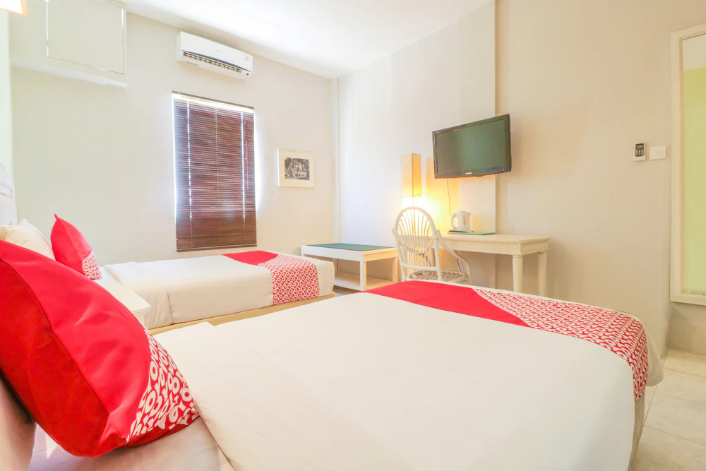 The Sunrise by OYO Rooms