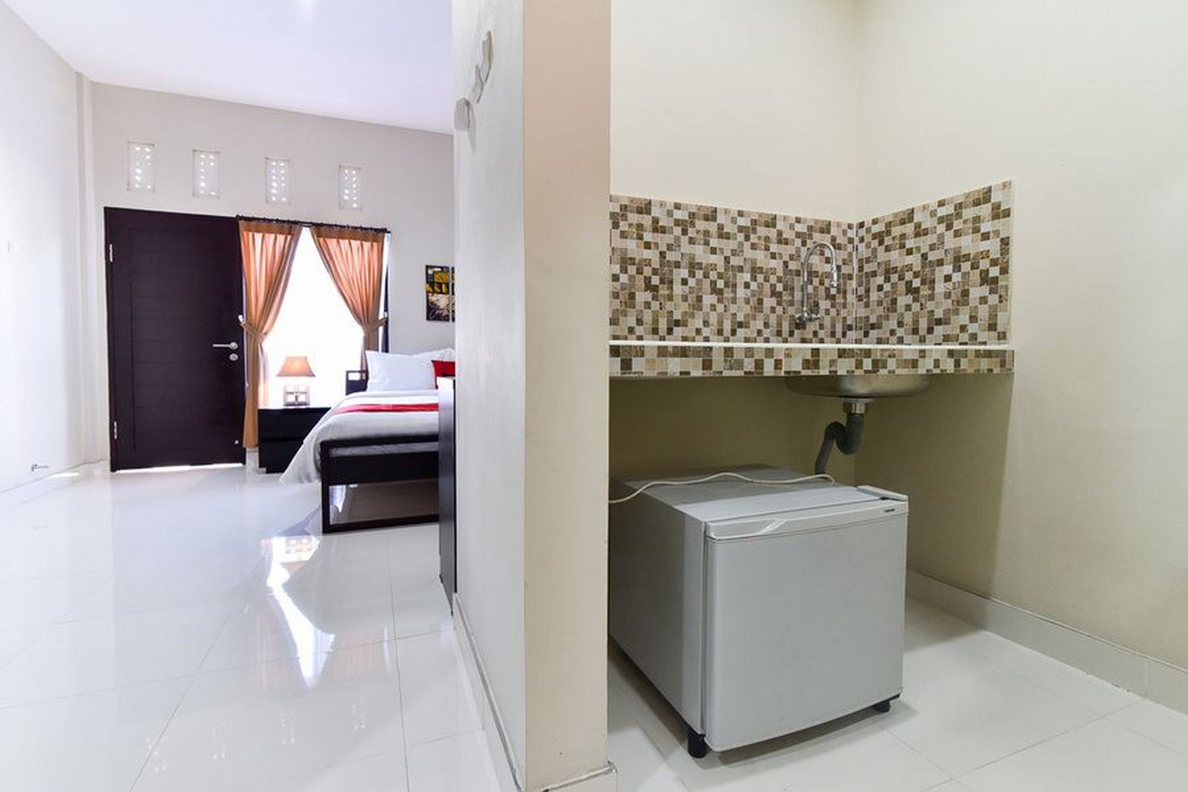 RedDoorz Plus Near Jalan Imam Bonjol Denpasar